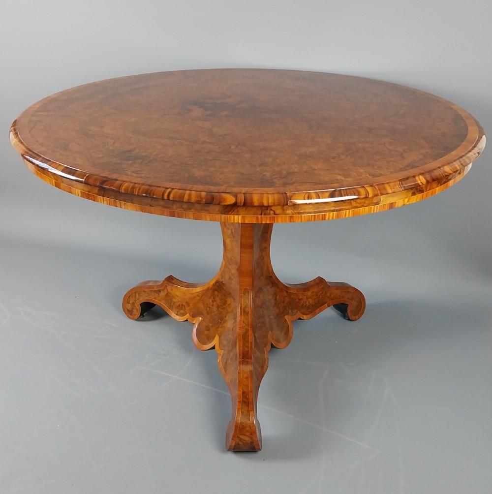 Table d'entrée victorienne en ronce de noyer 19e siècle en vente 4