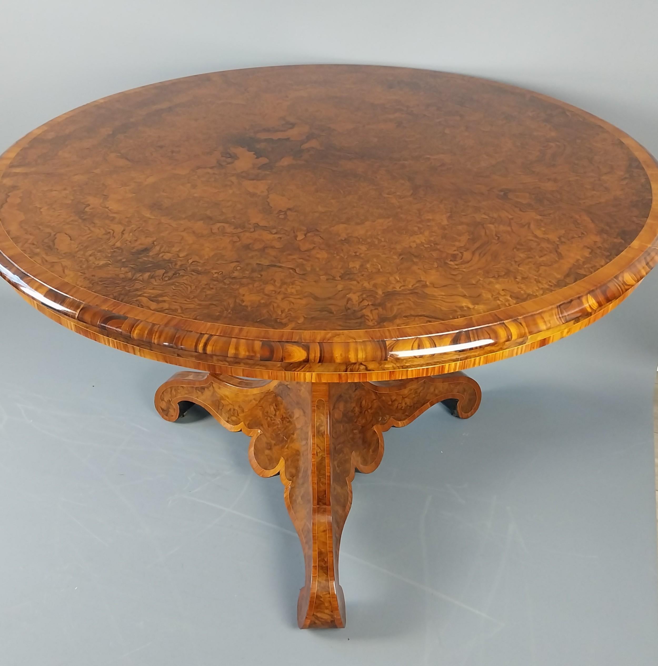 Victorien tardif Table d'entrée victorienne en ronce de noyer 19e siècle en vente