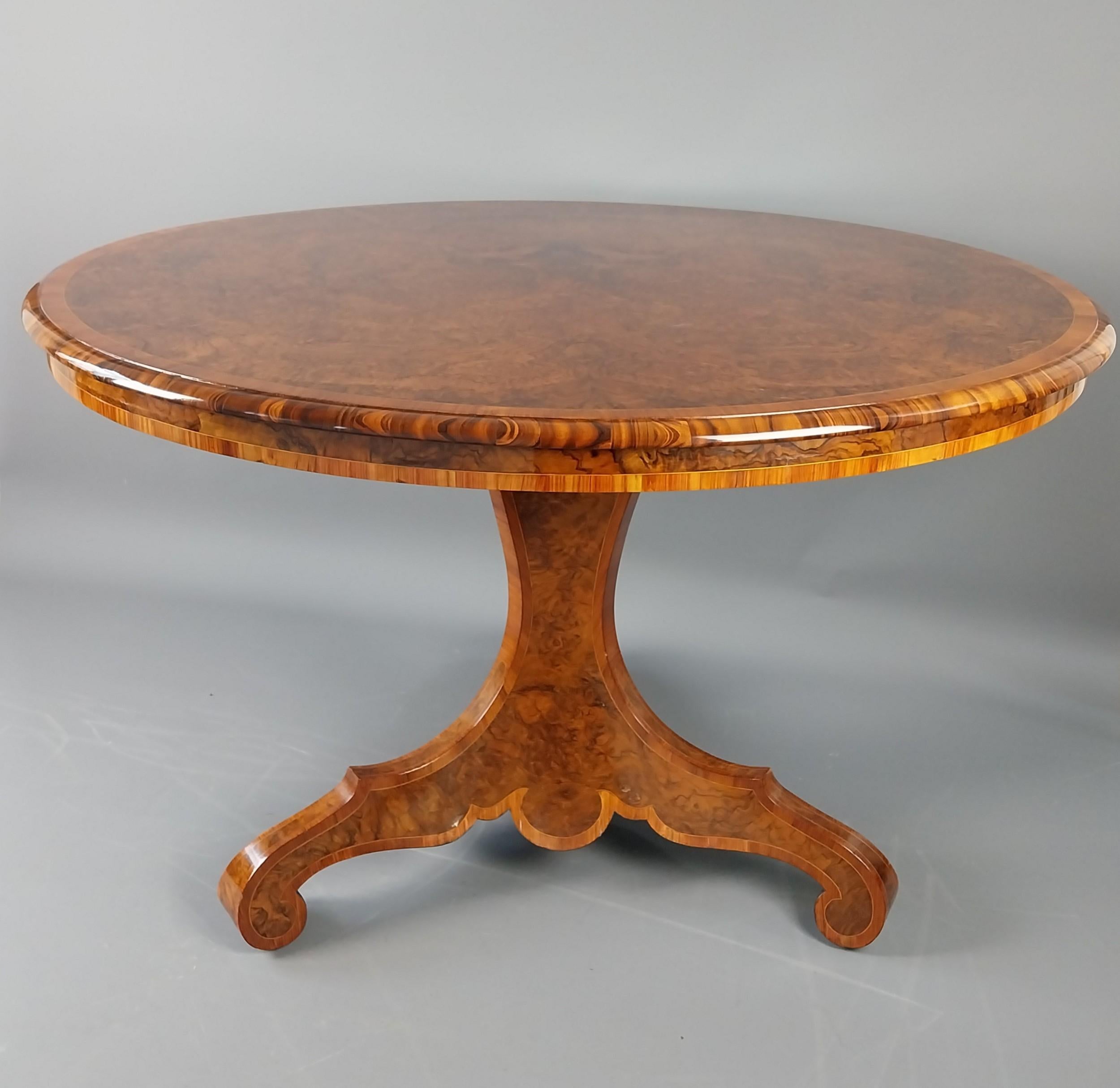 Britannique Table d'entrée victorienne en ronce de noyer 19e siècle en vente