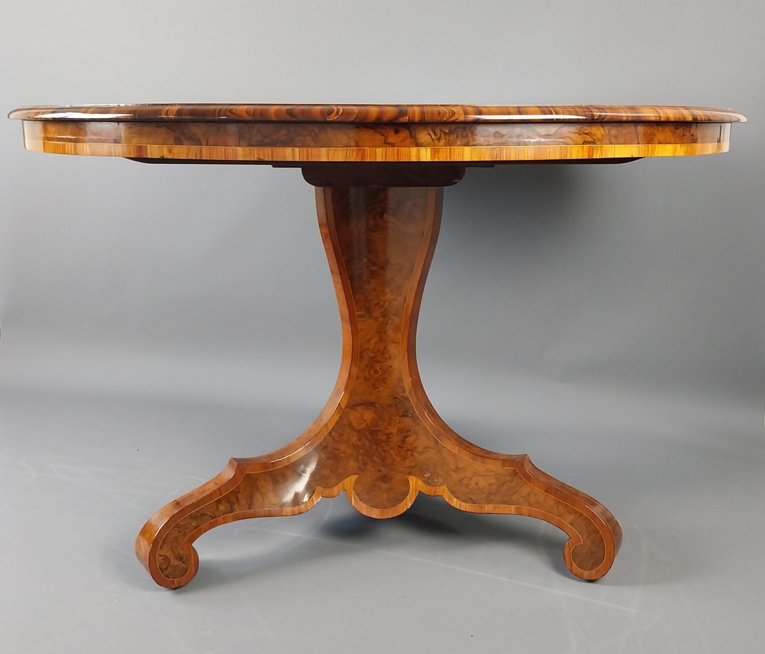 Placage Table d'entrée victorienne en ronce de noyer 19e siècle en vente