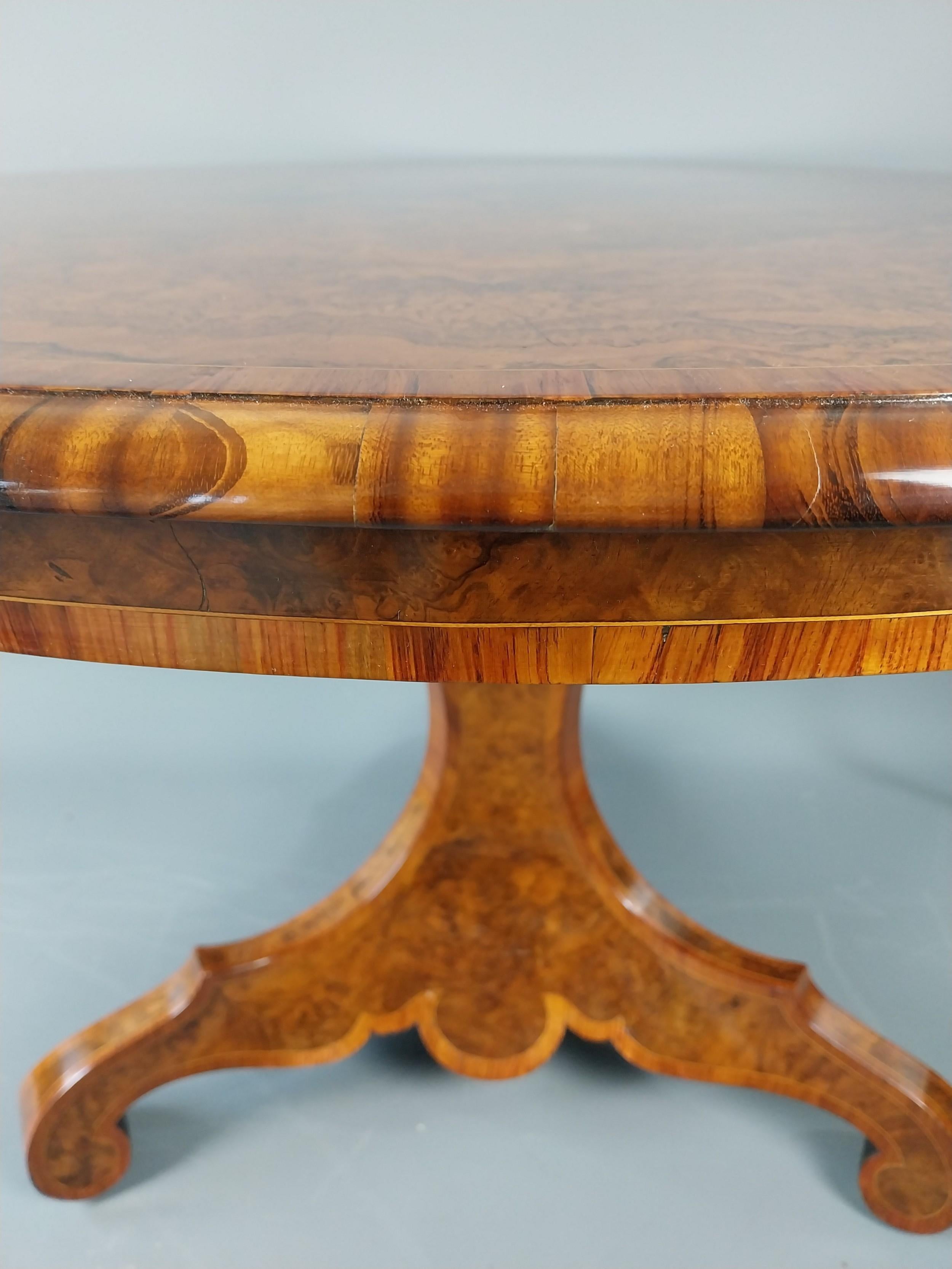 Table d'entrée victorienne en ronce de noyer 19e siècle Bon état - En vente à Staffordshire, GB