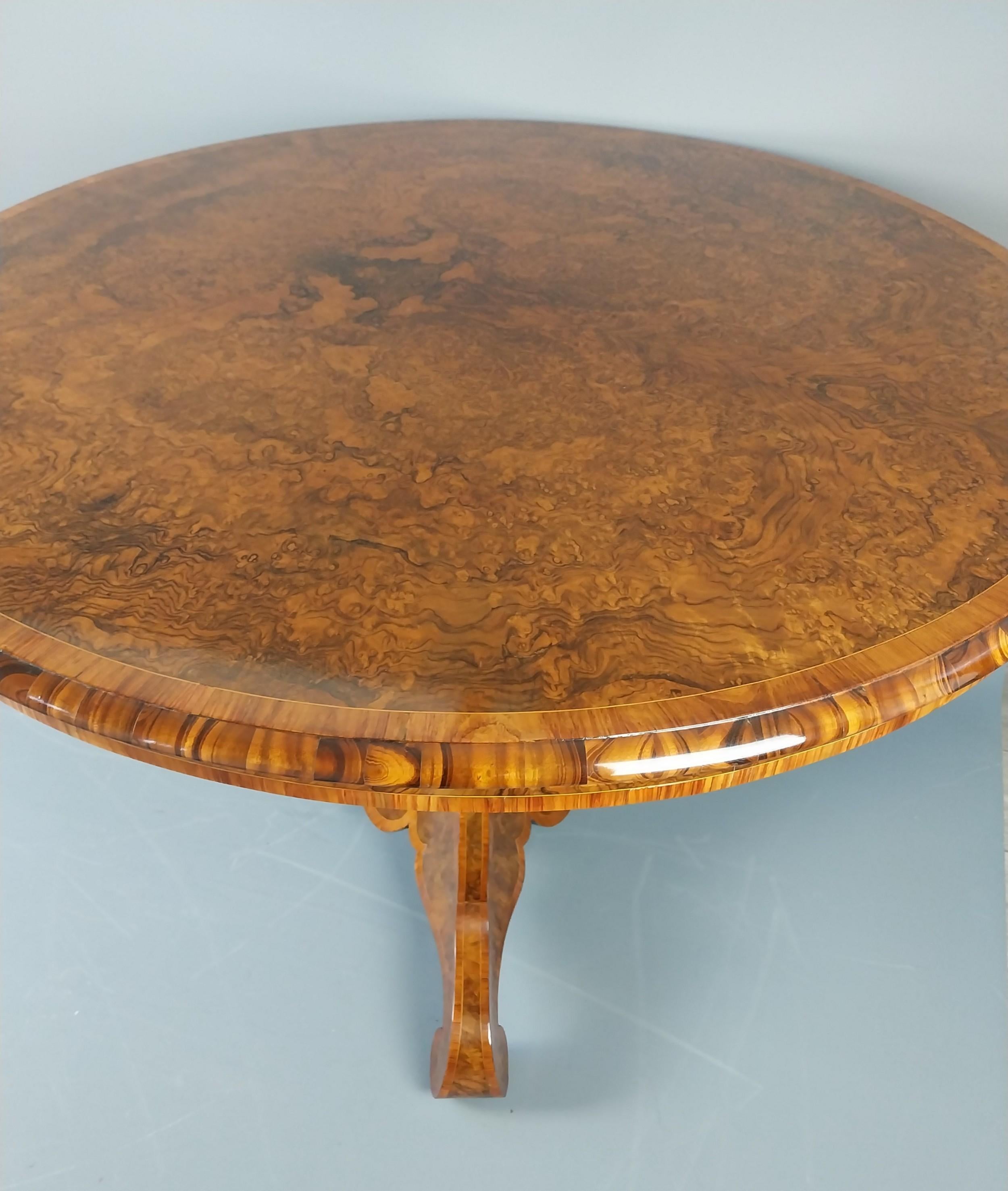 XIXe siècle Table d'entrée victorienne en ronce de noyer 19e siècle en vente