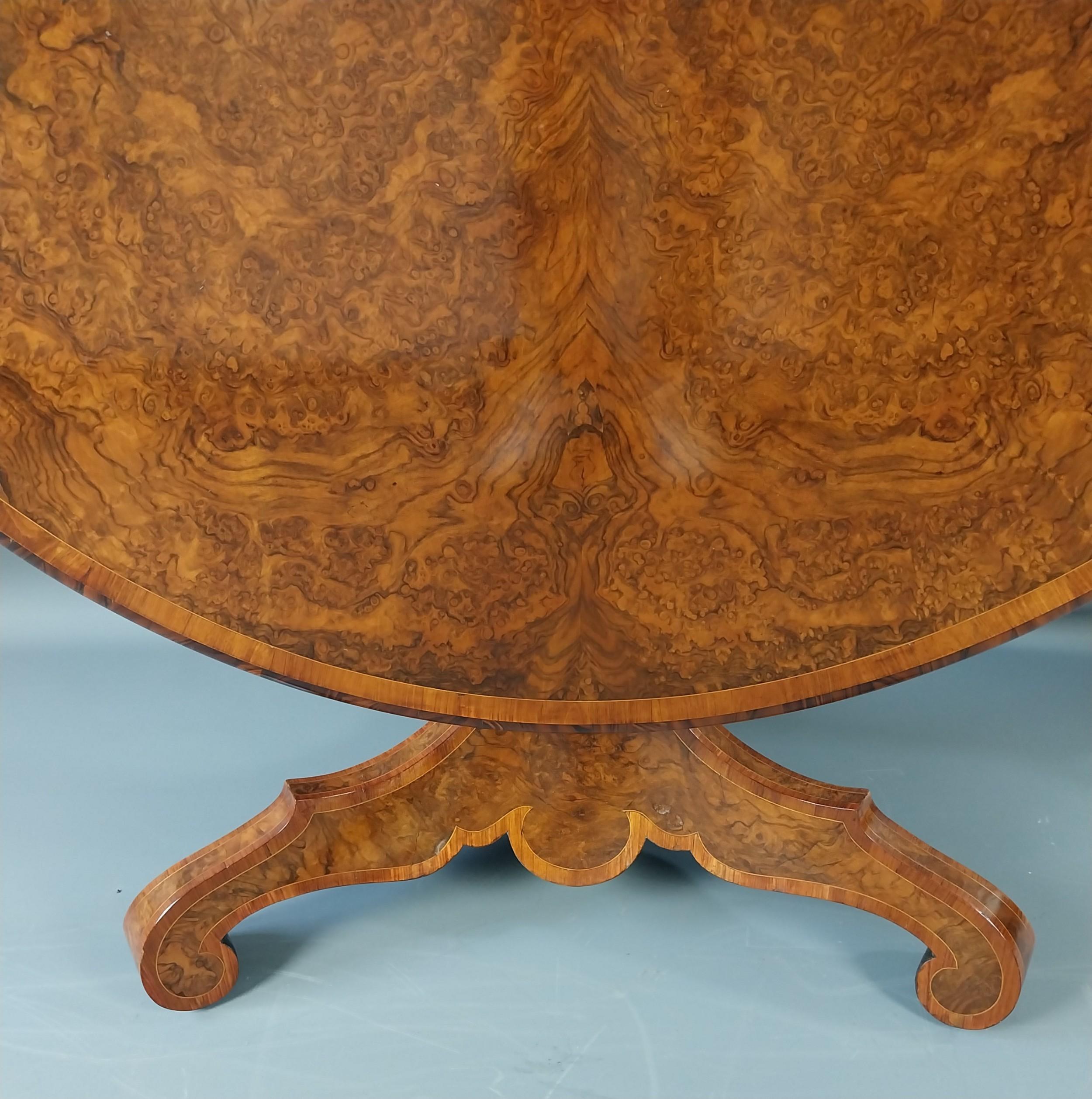 Noyer Table d'entrée victorienne en ronce de noyer 19e siècle en vente
