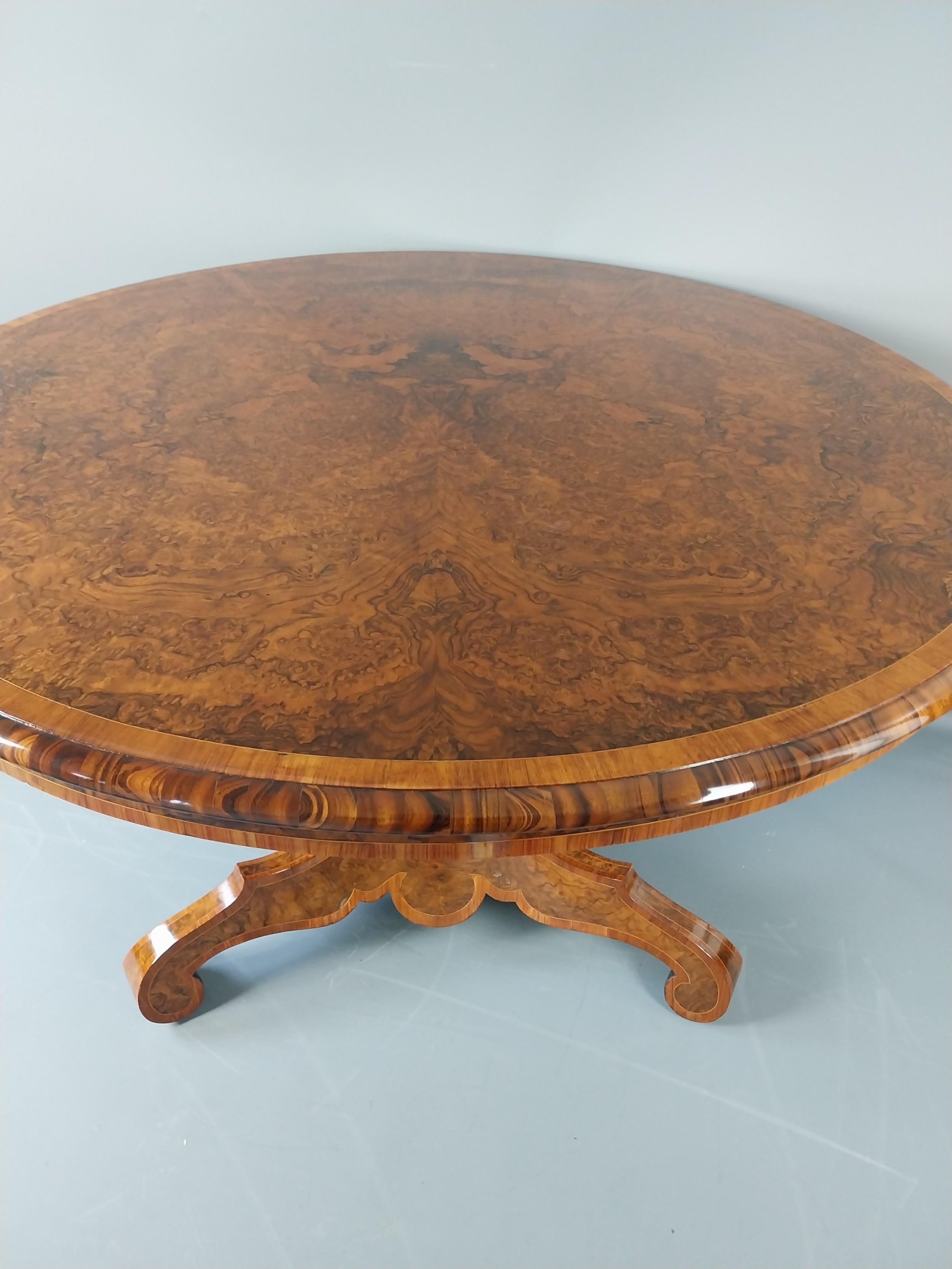 Table d'entrée victorienne en ronce de noyer 19e siècle en vente 1