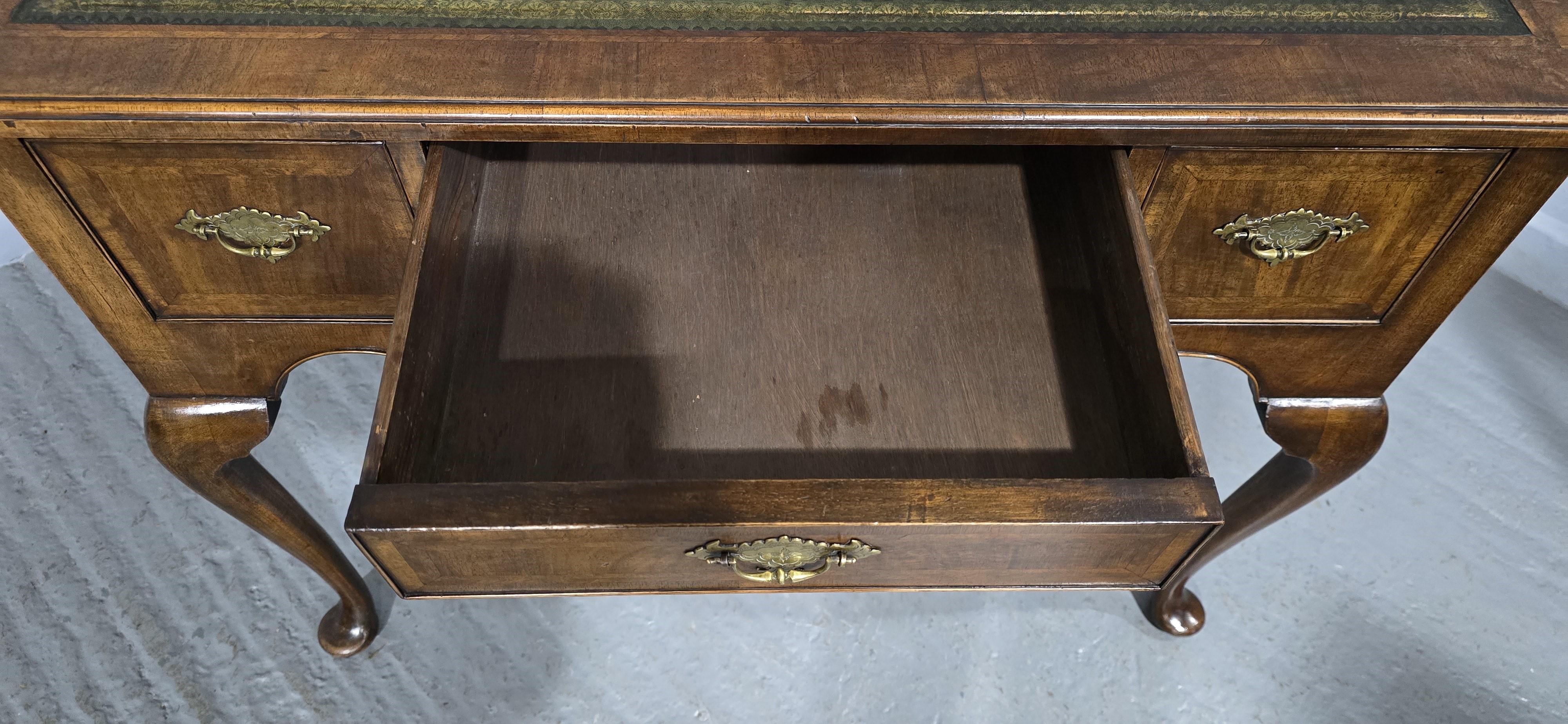 Lowboy in radica di noce in vendita 7