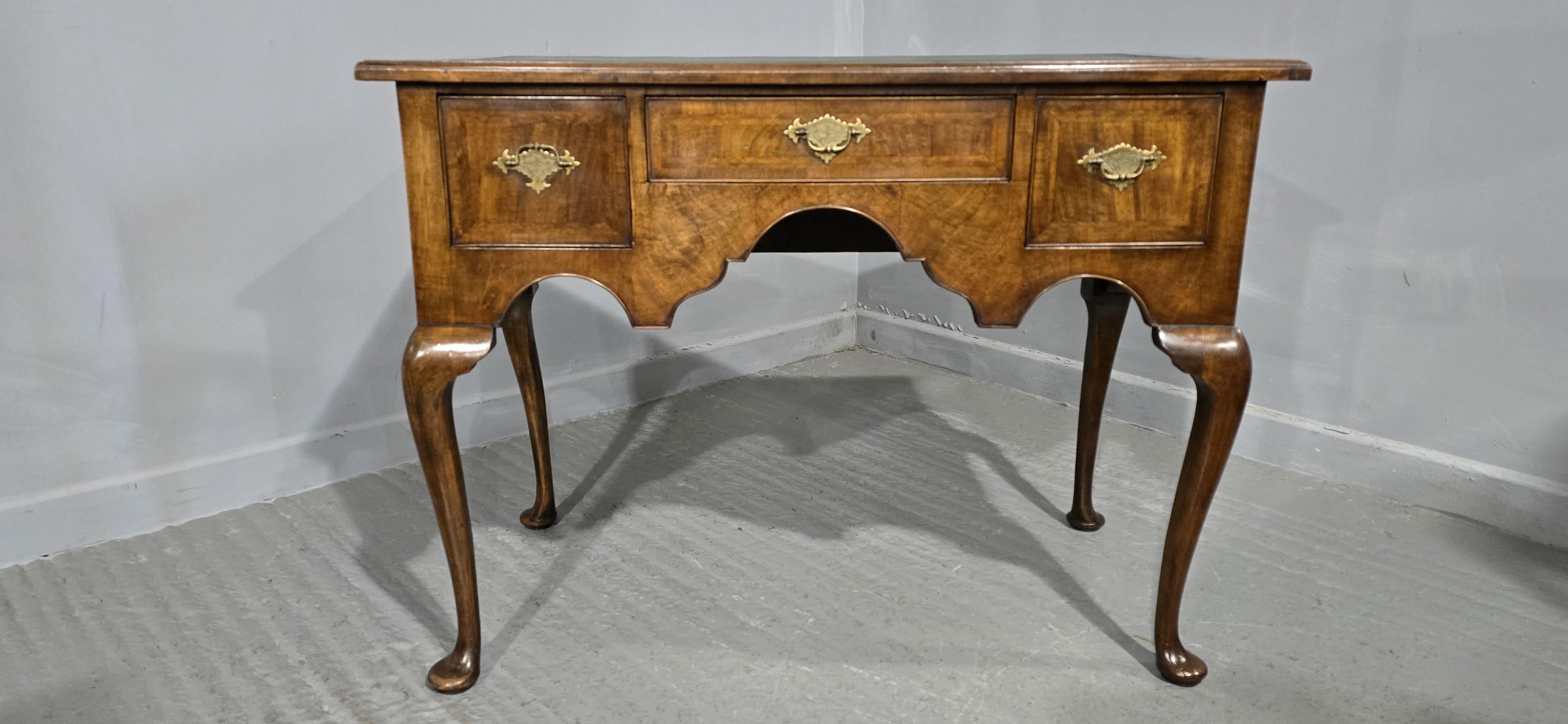 Bellissimo tavolino o scrivania in radica di noce, in stile Queen Anne, con tre cassetti e maniglie in ottone, piano di scrittura in pelle verde con fascia in piuma di noce, su alte gambe cabriole, colore e condizioni molto buone.

29,5