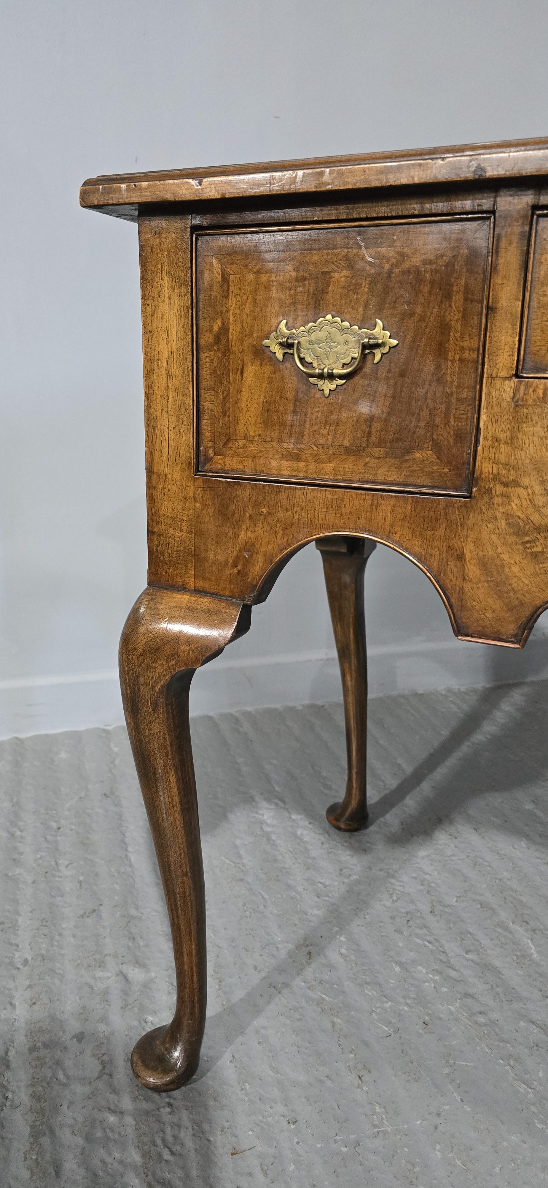 Inglese Lowboy in radica di noce in vendita