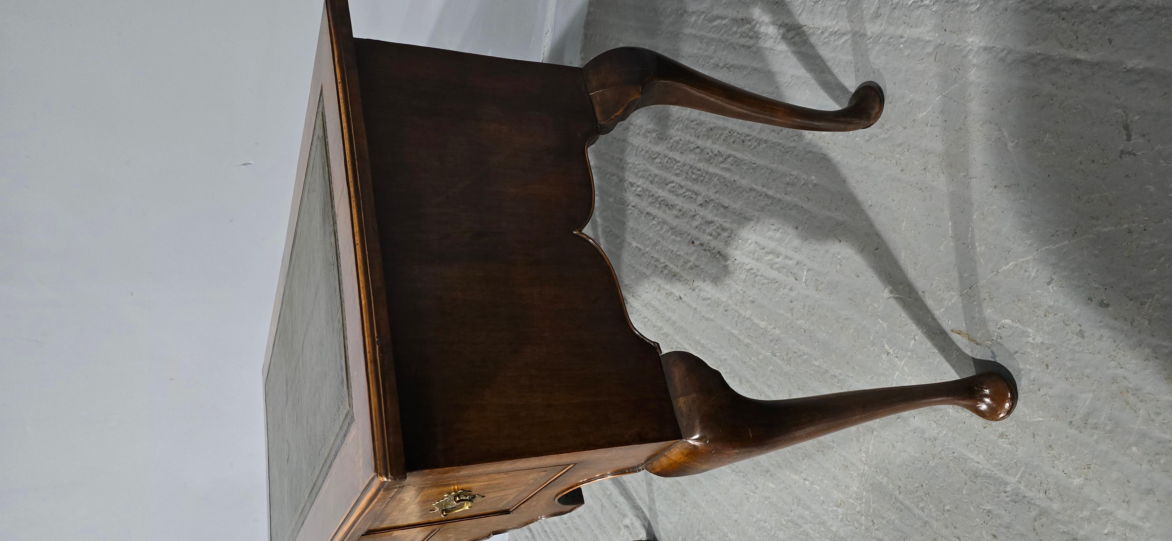 XX secolo Lowboy in radica di noce in vendita