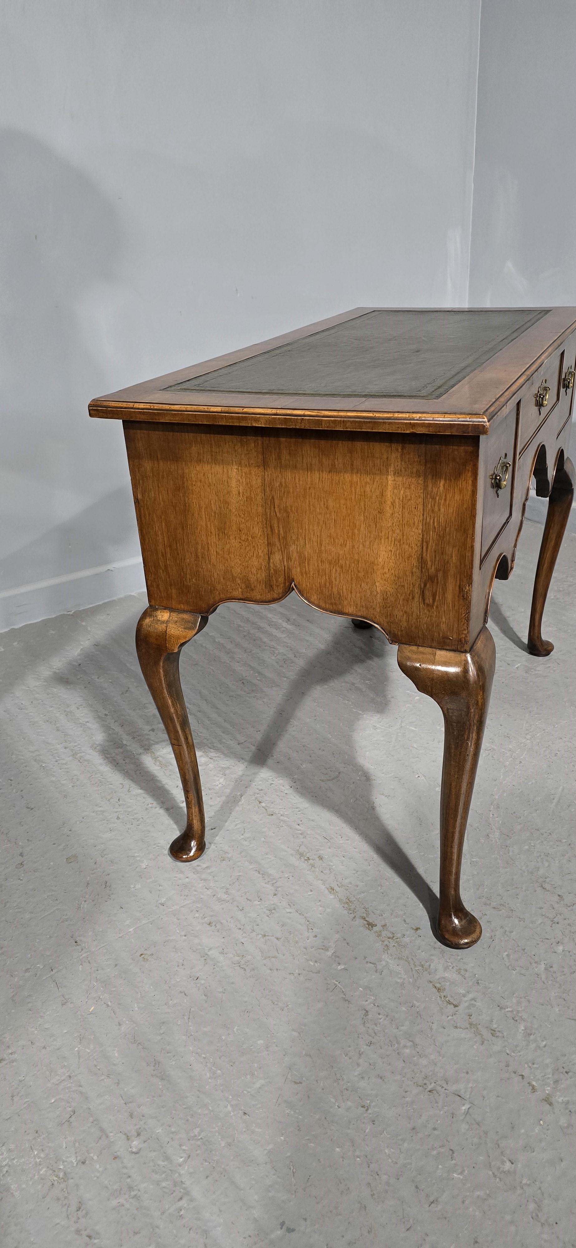 Lowboy in radica di noce in vendita 1