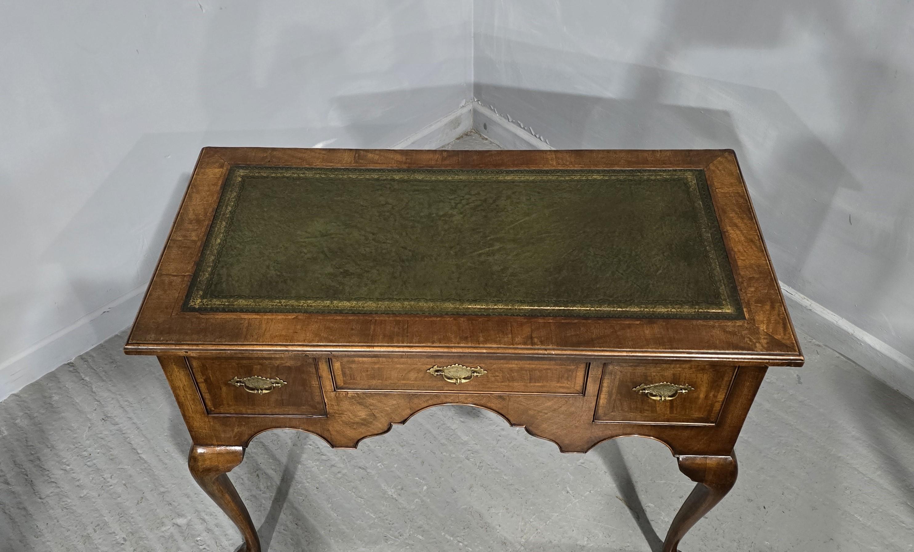 Lowboy in radica di noce in vendita 2