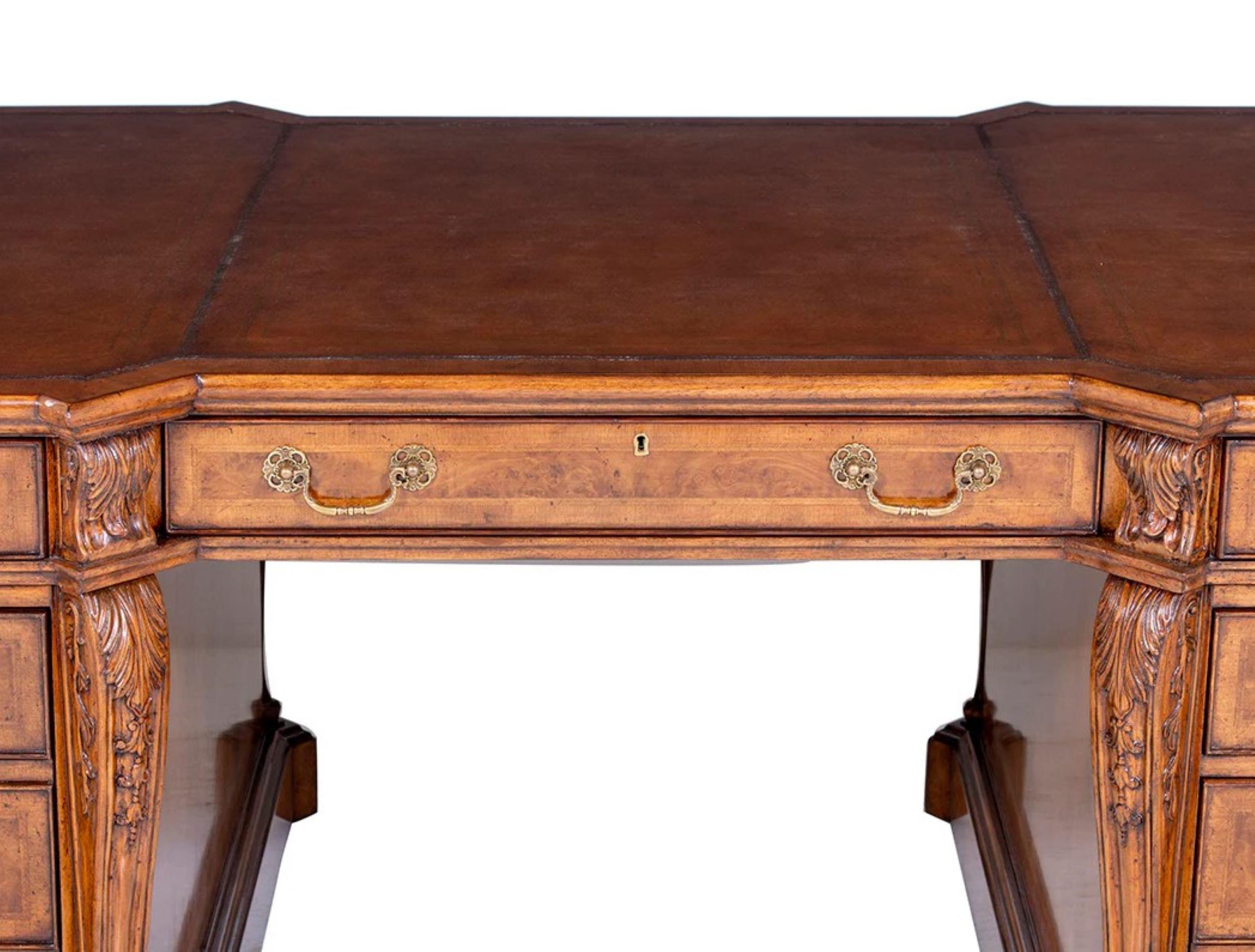 Indonésien Partenaires Ronce de noyer The Pedestal Desk en vente