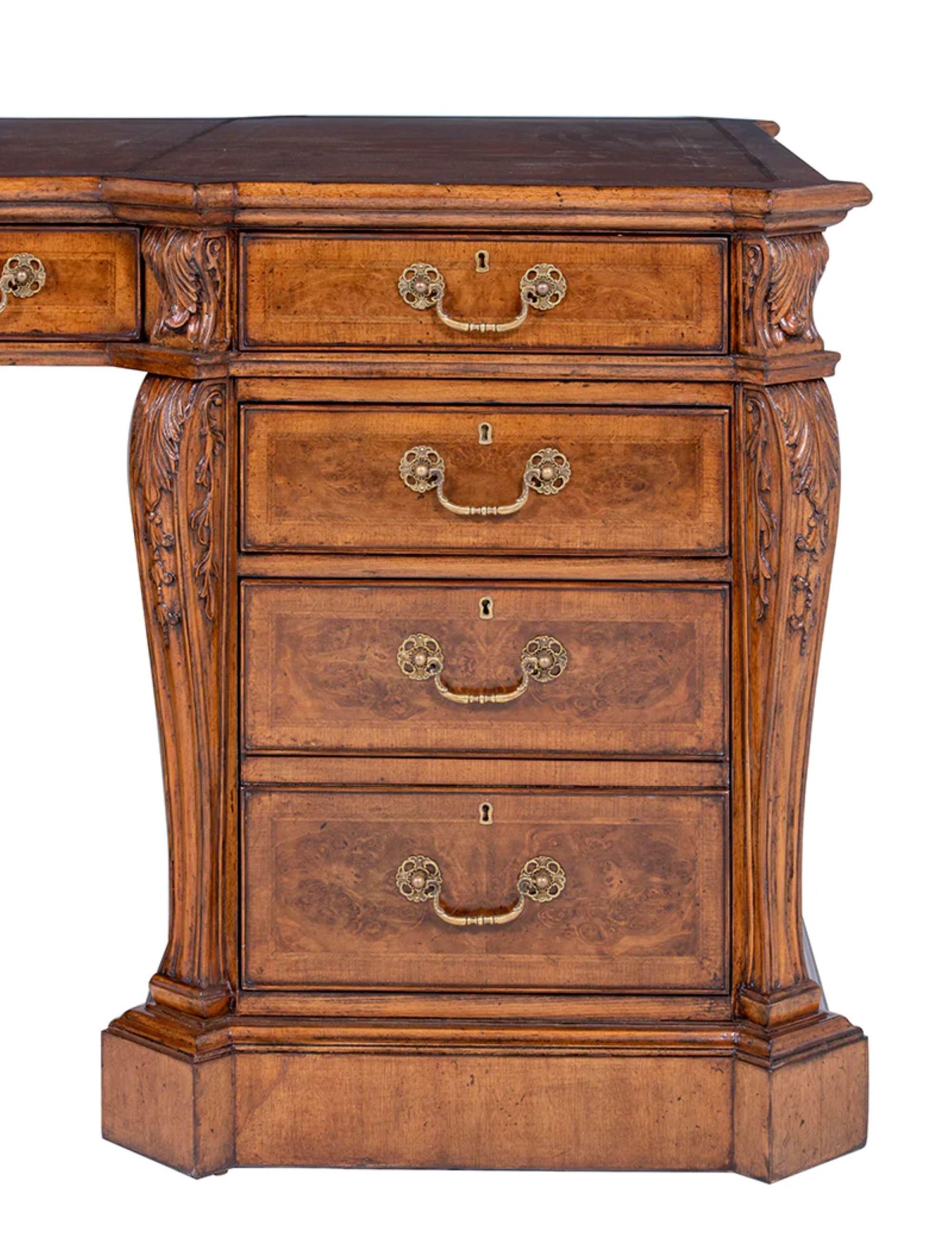 Placage Partenaires Ronce de noyer The Pedestal Desk en vente
