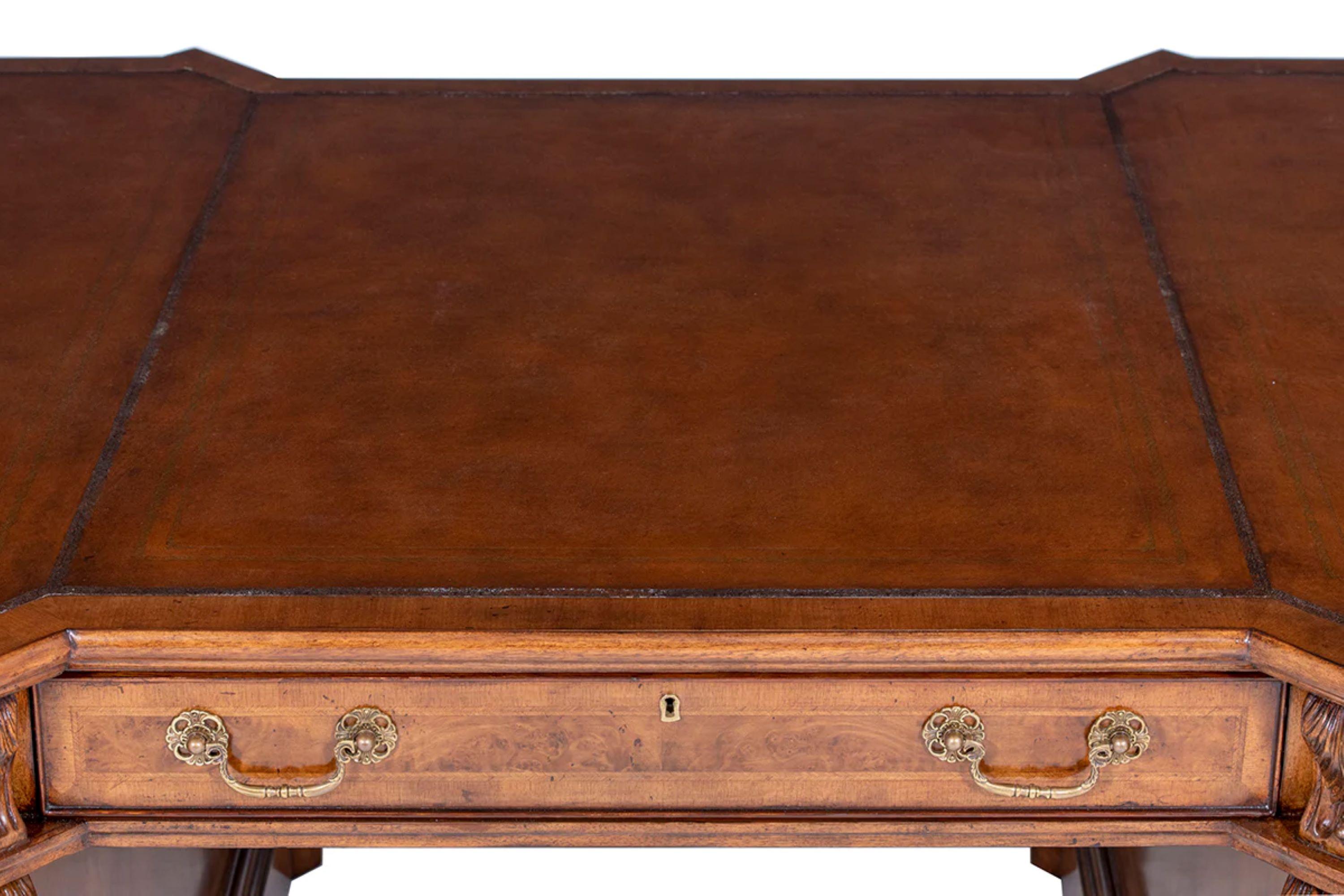 Laiton Partenaires Ronce de noyer The Pedestal Desk en vente
