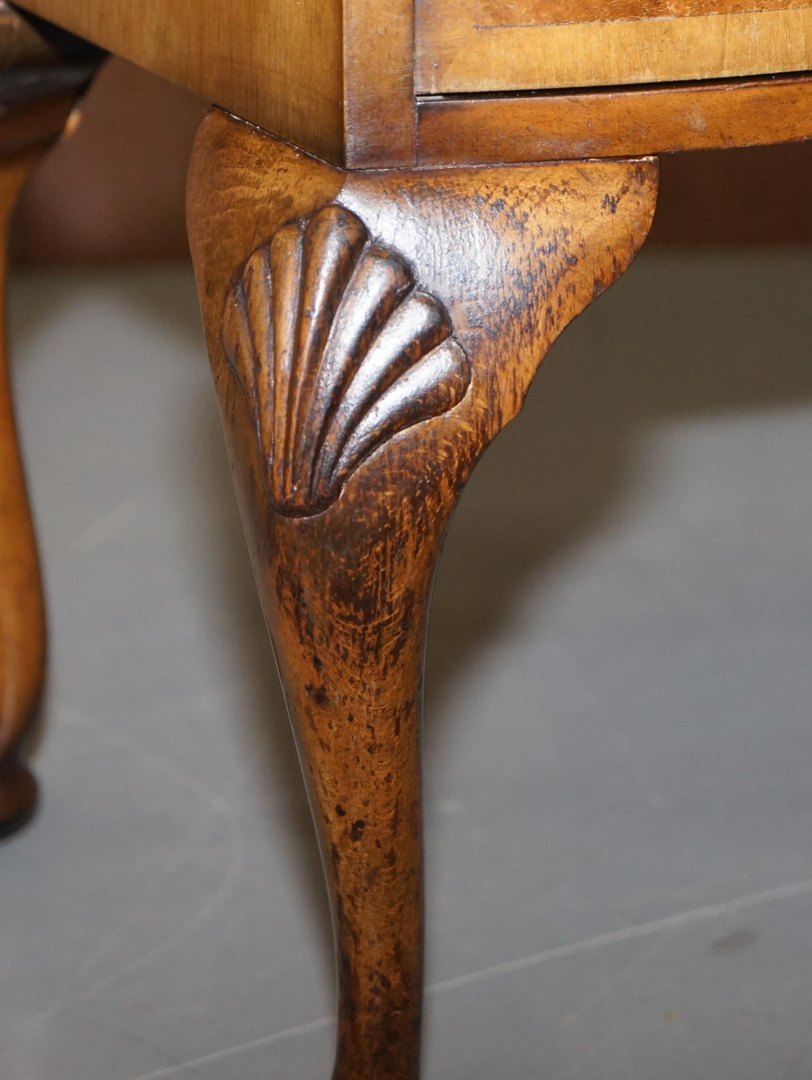 Queen Anne Nachttischschrank mit eleganten geschnitzten Cabriolet-Beinen aus Wurzelholz 3