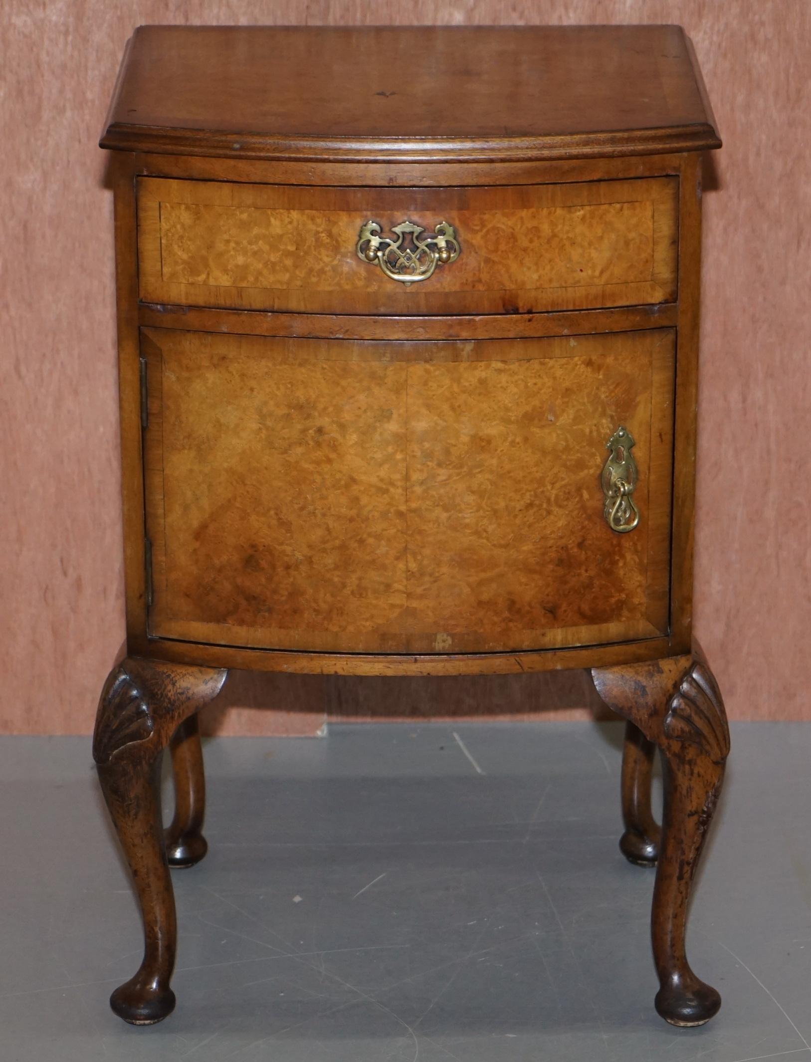 Queen Anne Nachttischschrank mit eleganten geschnitzten Cabriolet-Beinen aus Wurzelholz (Moderne der Mitte des Jahrhunderts)