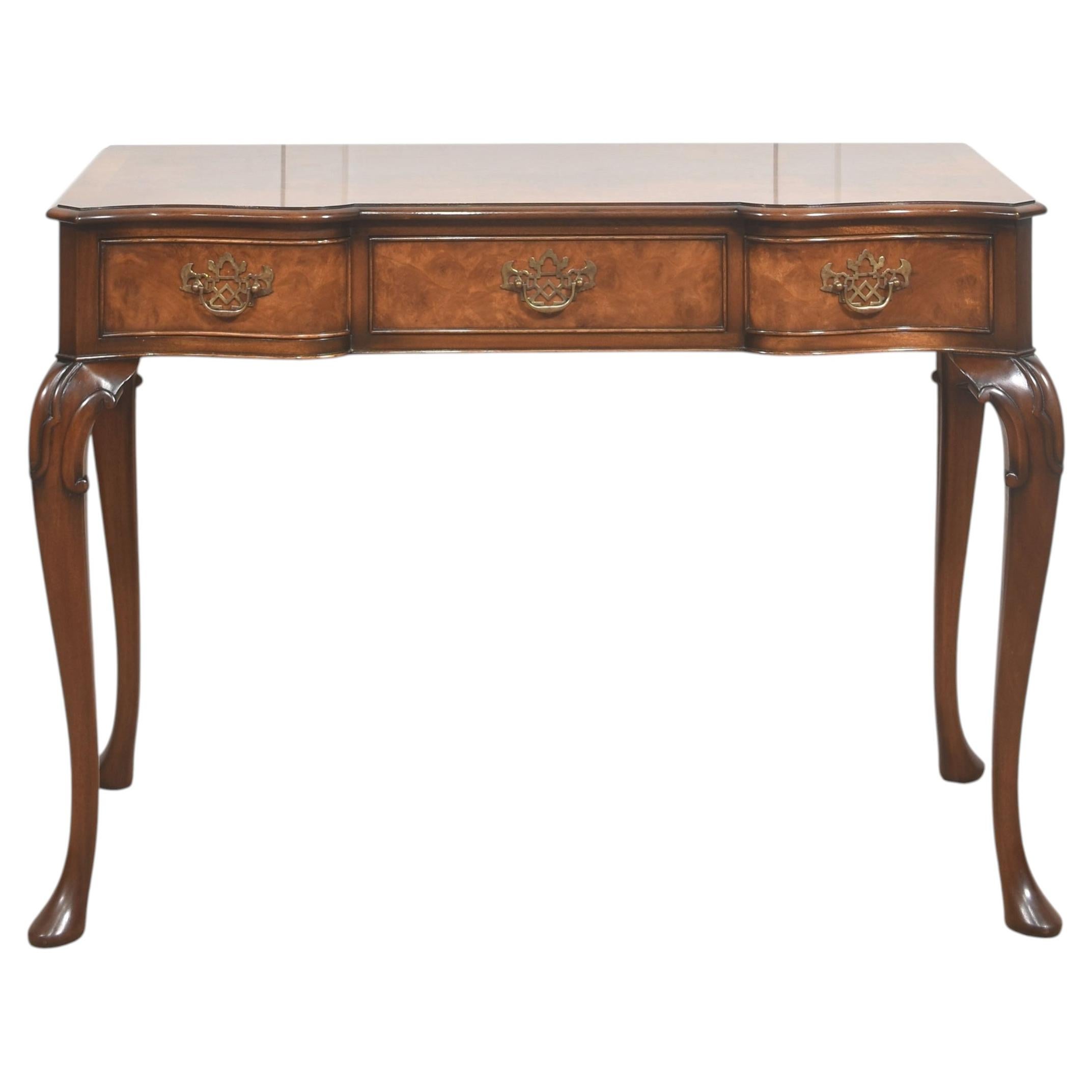 Table à écrire / coiffeuse en ronce de noyer de style Queen Anne