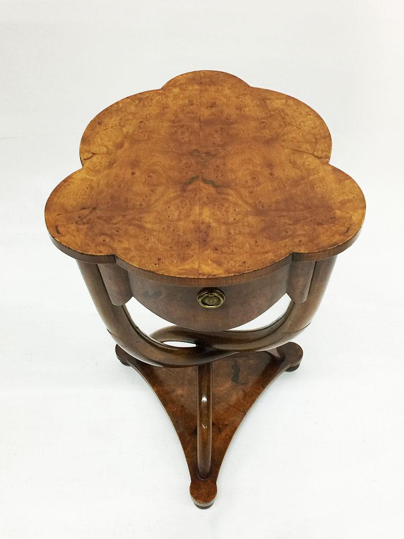 Burr walnut side table with curved legs, 20th century

Burr walnut side table with curved legs on plateau with ball feet and organically shaped top with drawer

The measurements are 74 cm high and 45 cm diagonal
The weight is approximate 6
