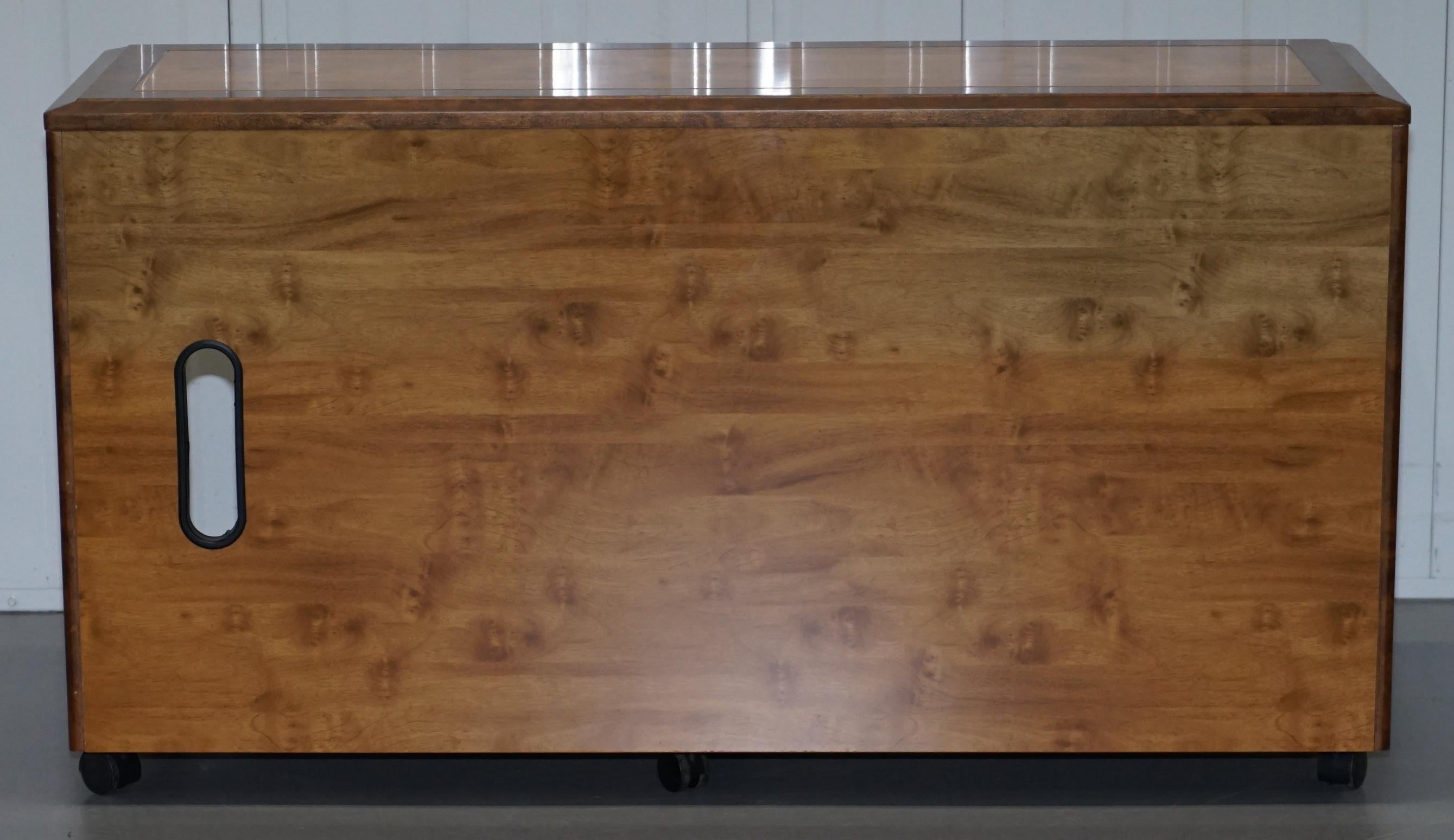 Credenza in radica di noce con cassetti per il televisore, progettata per ospitare il computer, parte di una suite in vendita 21