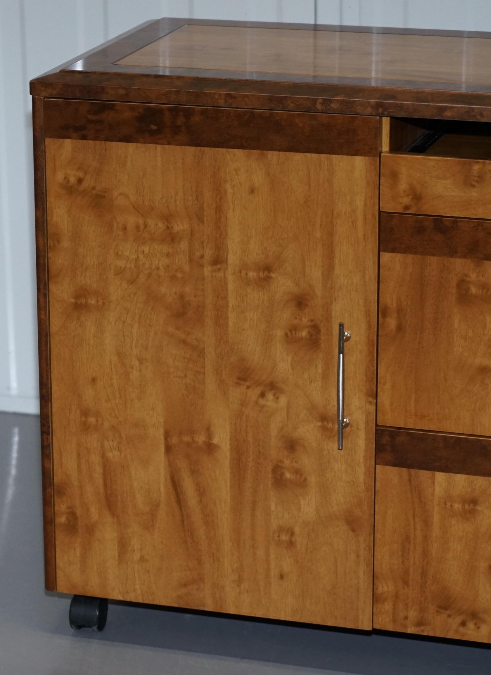 Moderno Credenza in radica di noce con cassetti per il televisore, progettata per ospitare il computer, parte di una suite in vendita