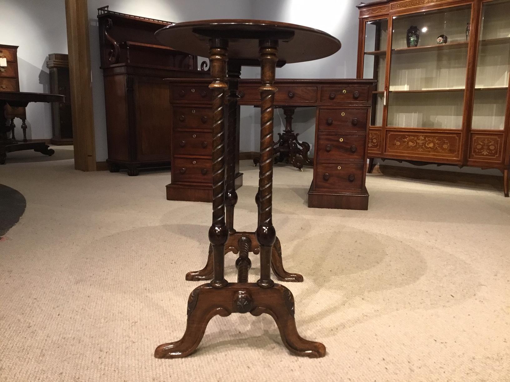 Burr Walnut Victorian Period Oval Occasional Table In Excellent Condition In Darwen, GB