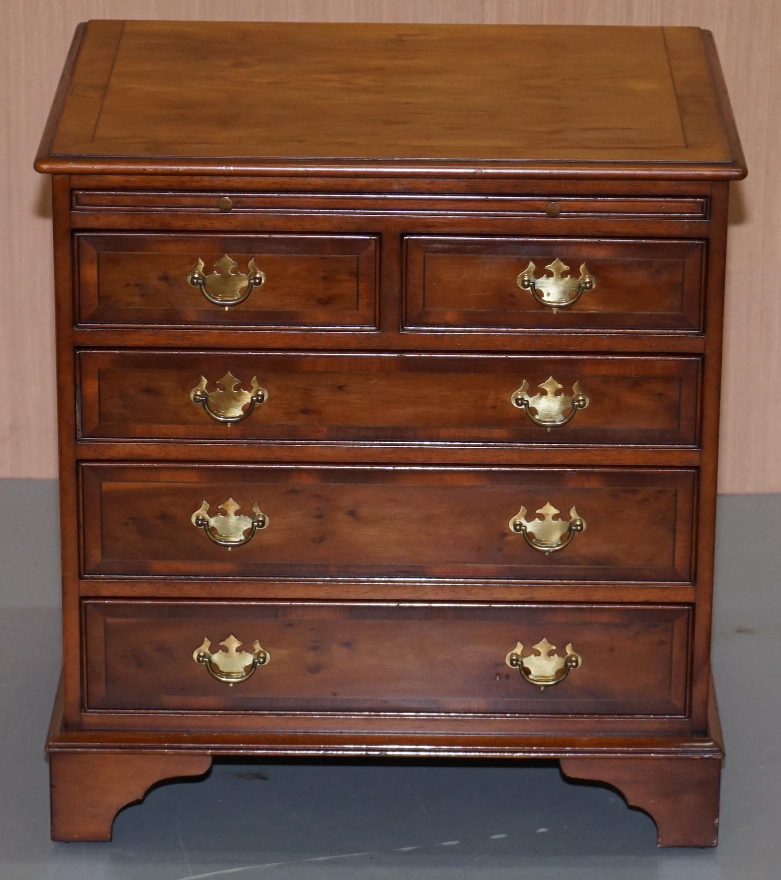 We are delighted to offer for sale this lovely vintage Burr Yew wood chest of drawers with green leather butlers serving tray

A good looking, functional and well made piece of furniture, the drawers all open and close as they should, the serving