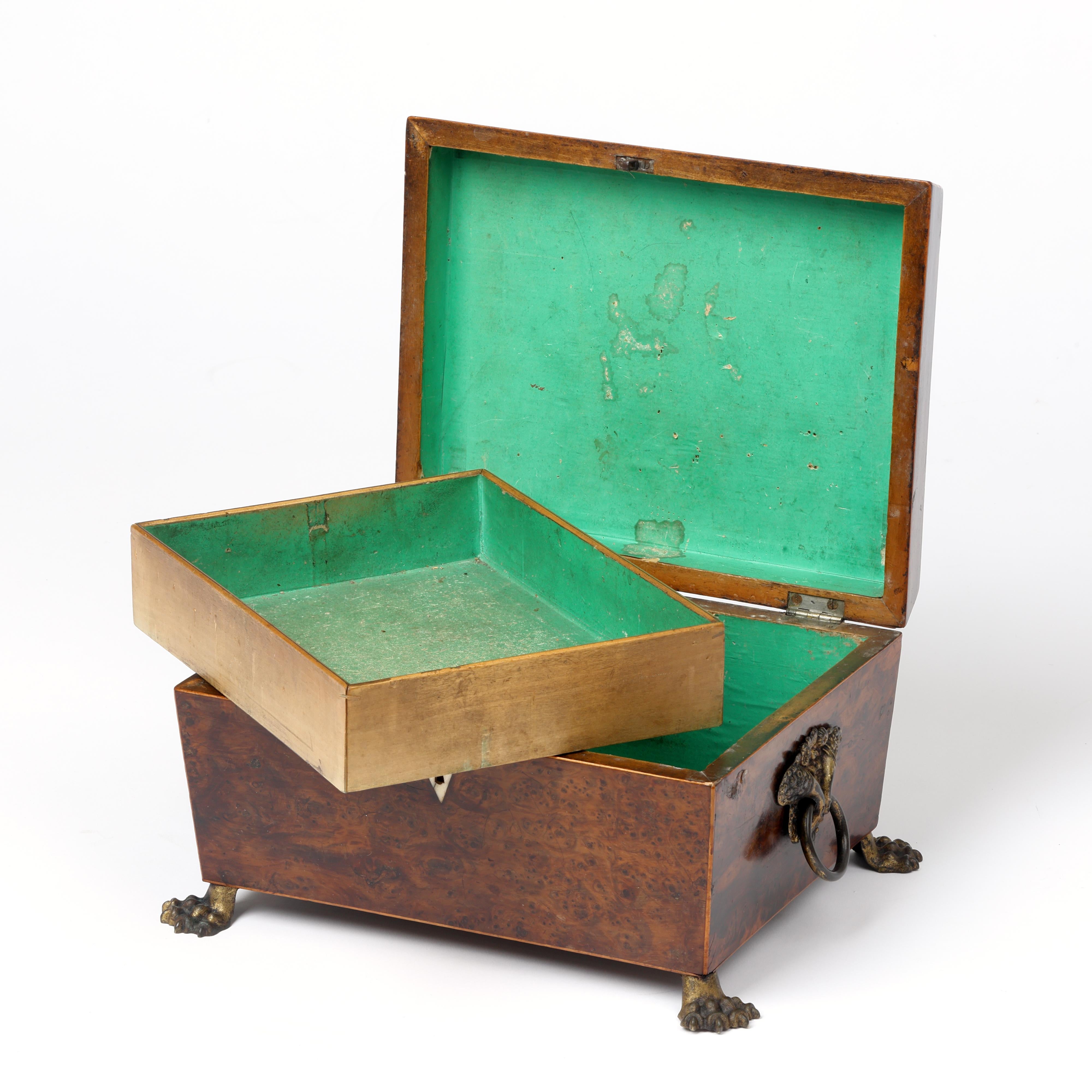 Boîte à aiguilles ou à bijoux en loupe de bois d'if État moyen - En vente à Folkestone, GB