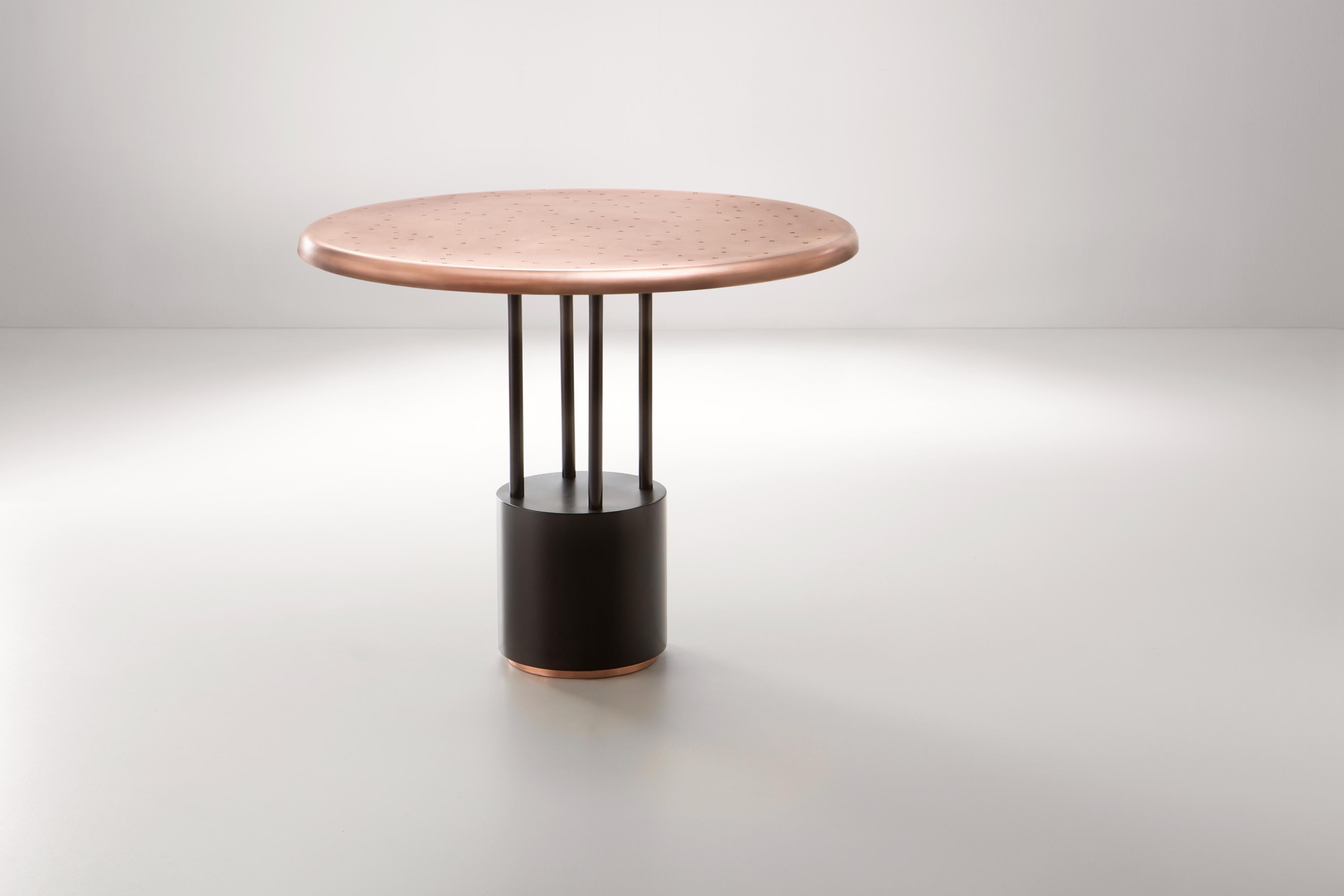 Mesa Burraco by De Castelli
Dimensiones: ⌀ 95 x H 76 cm
Materiales: Cobre cepillado

Esta mesa de juegos es un retroceso a antaño con un encanto refinado, que adquiere un valor totalmente nuevo a medida que nos encontramos con más tiempo de ocio en