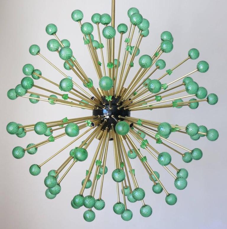 Modern Italian sputnik chandelier with green Murano glass spheres, black enameled centre and canopy, mounted on brass frame / Designed by Fabio Bergomi for Fabio Ltd / Made in Italy 
16 lights / E12 or E14 type / max 40W each 
Height: 63 inches