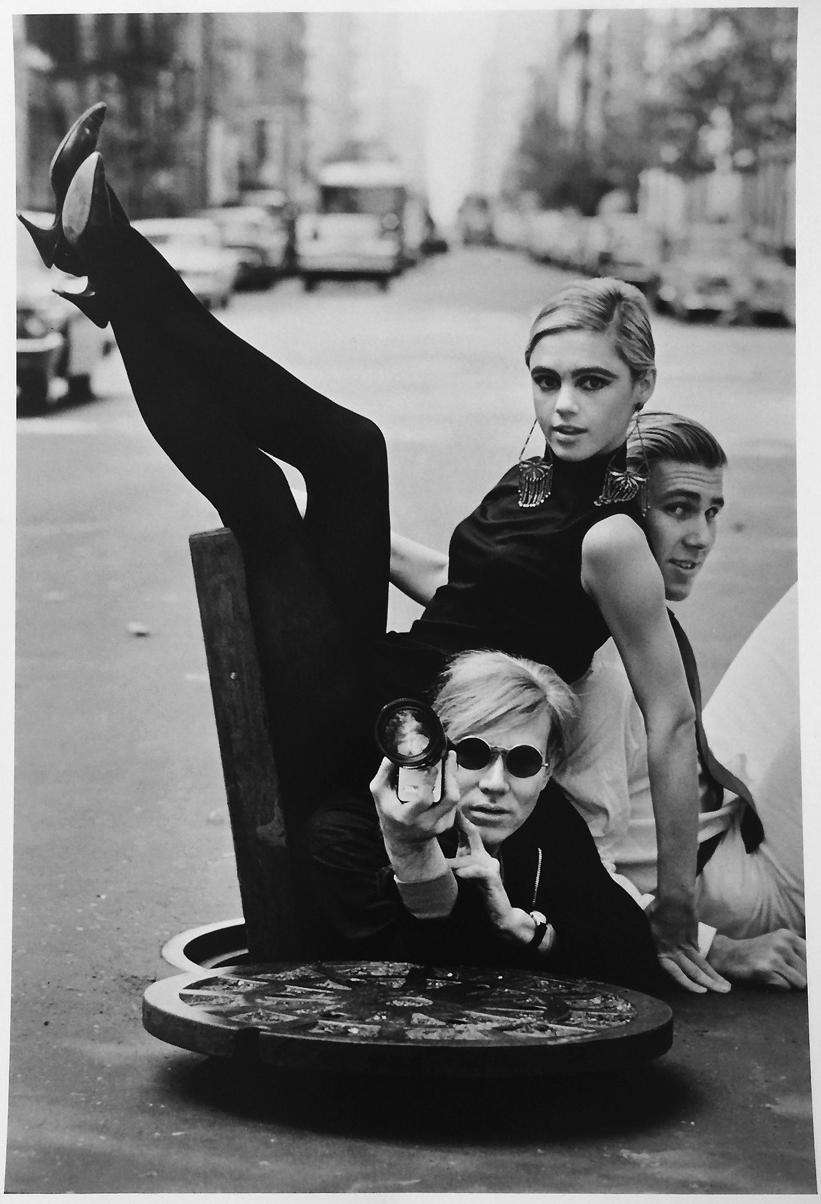 Andy Warhol, Edie Sedgwick, Chuck Wein, Fotografie der Pop Art Superstars 1960s – Photograph von Burt Glinn