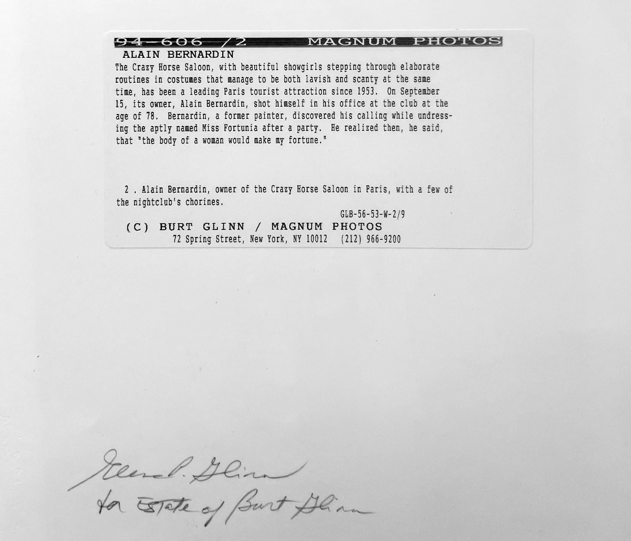 Eine Schwarz-Weiß-Fotografie aus dem Jahr 1994, die Alain Bernardin und die Chormädchen im Crazy Horse Saloon in Paris, Frankreich, zeigt. Seit den 1950er Jahren eine führende Touristenattraktion, erschoss sich Bernardin, der Besitzer des Clubs, im