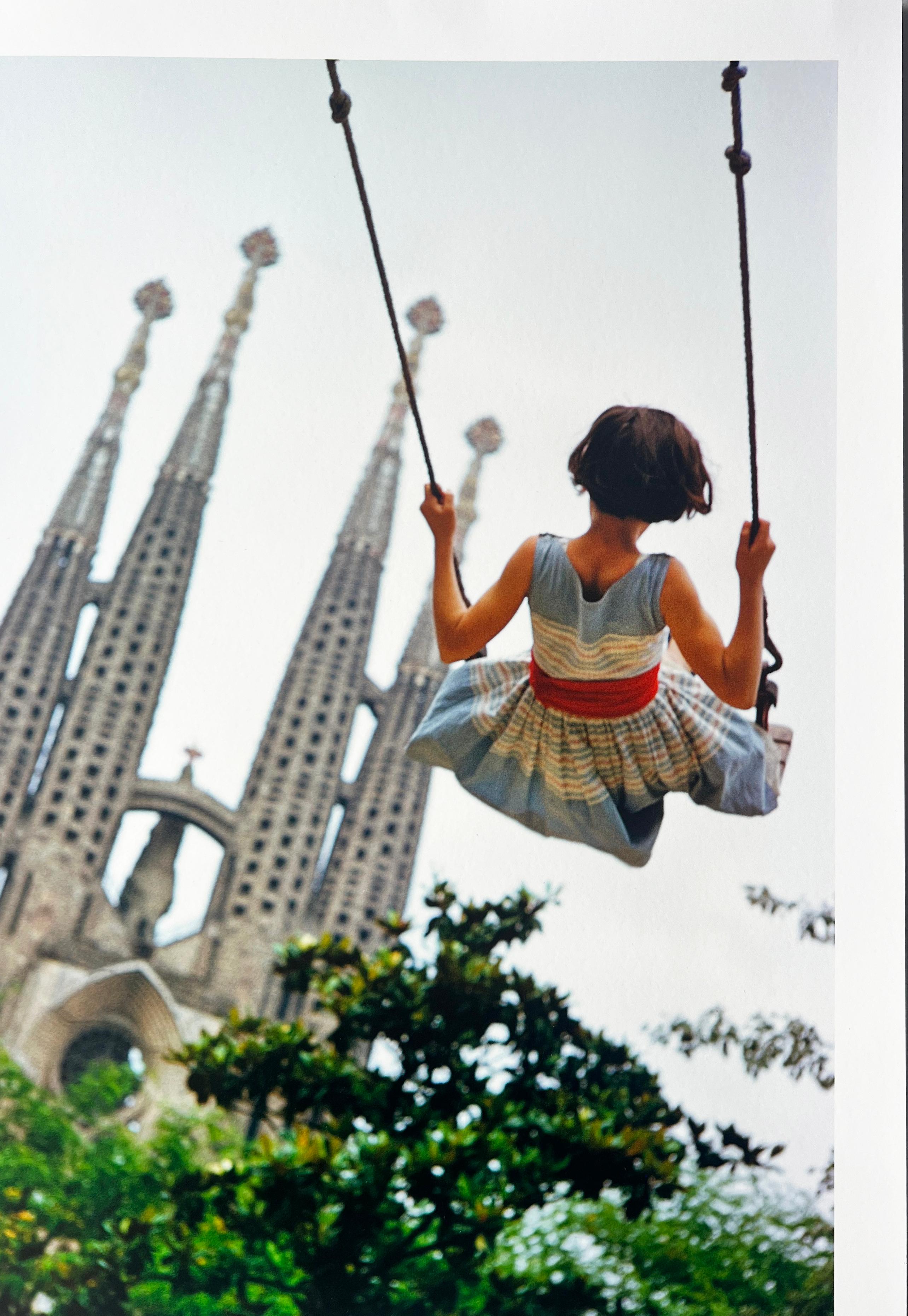 La Sagrada Familia, Barcelona, Swing, 1959, de Burt Glinn, es una fotografía en color, 22