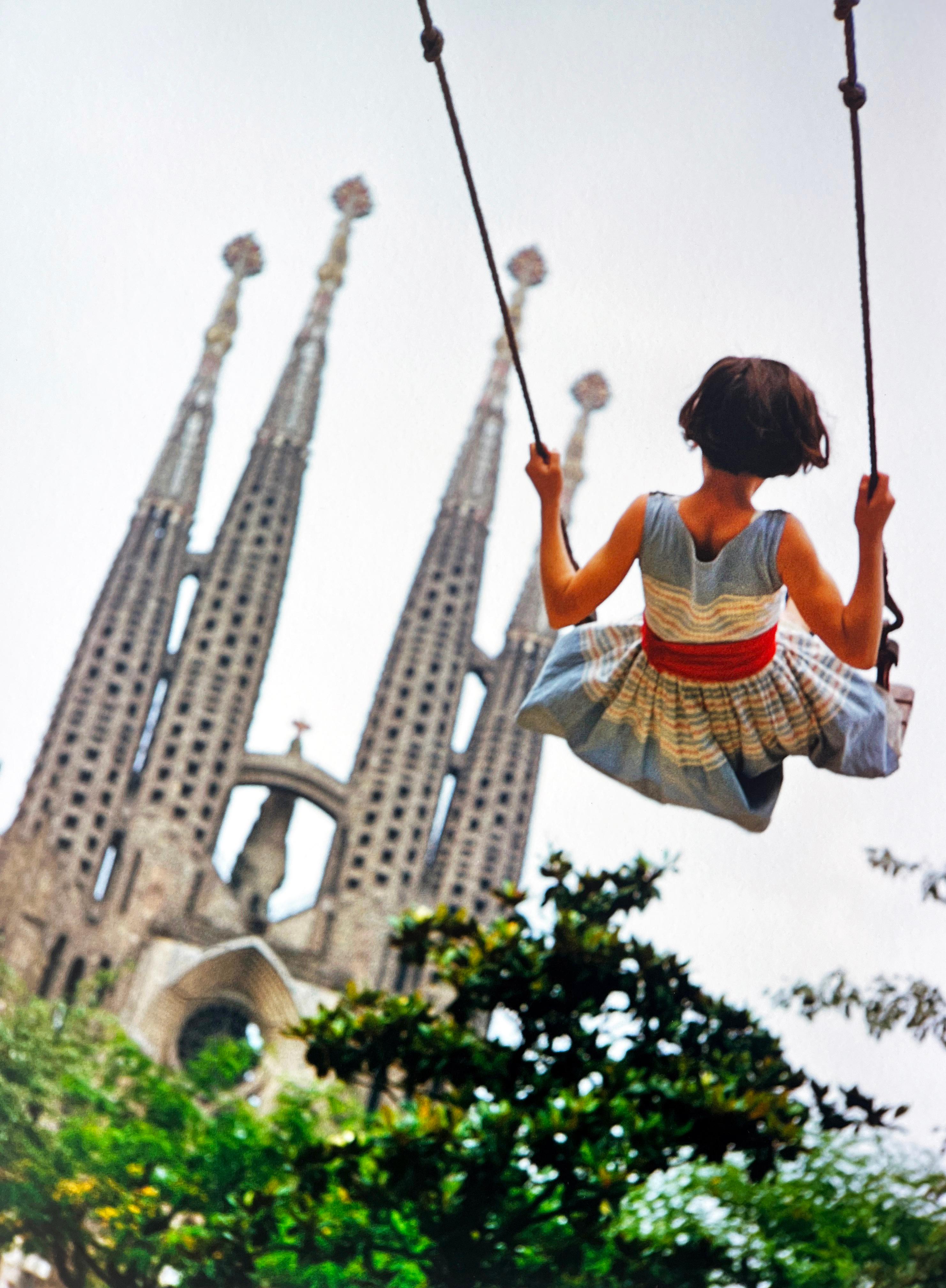 Portrait Photograph de Burt Glinn - Catedral de Gaudí Barcelona, España, Fotografía en color de chica joven, columpio