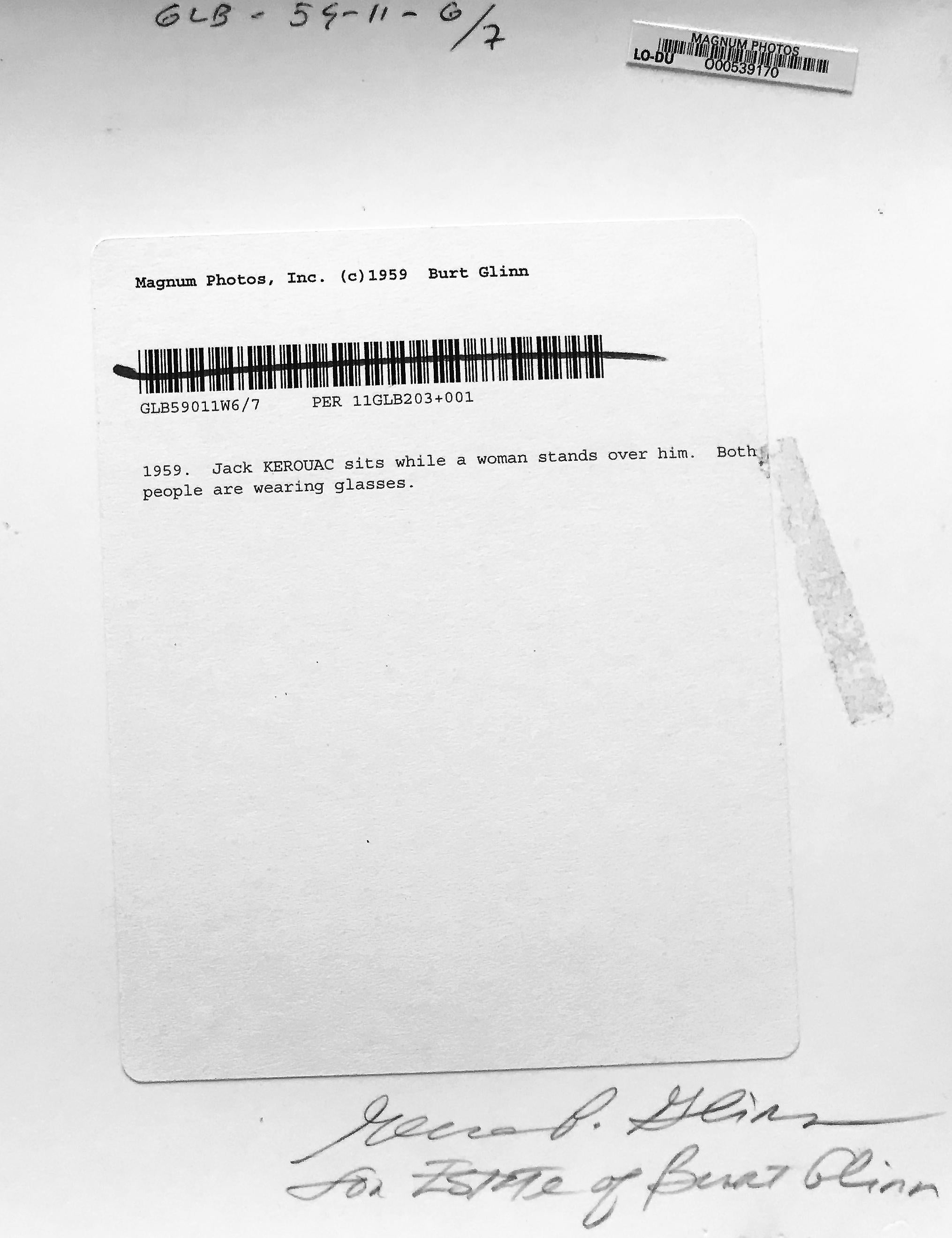 Jack Kerouac, Schwarz-Weiß-Fotografie des Beat-Generationen-Autors mit Freund – Photograph von Burt Glinn