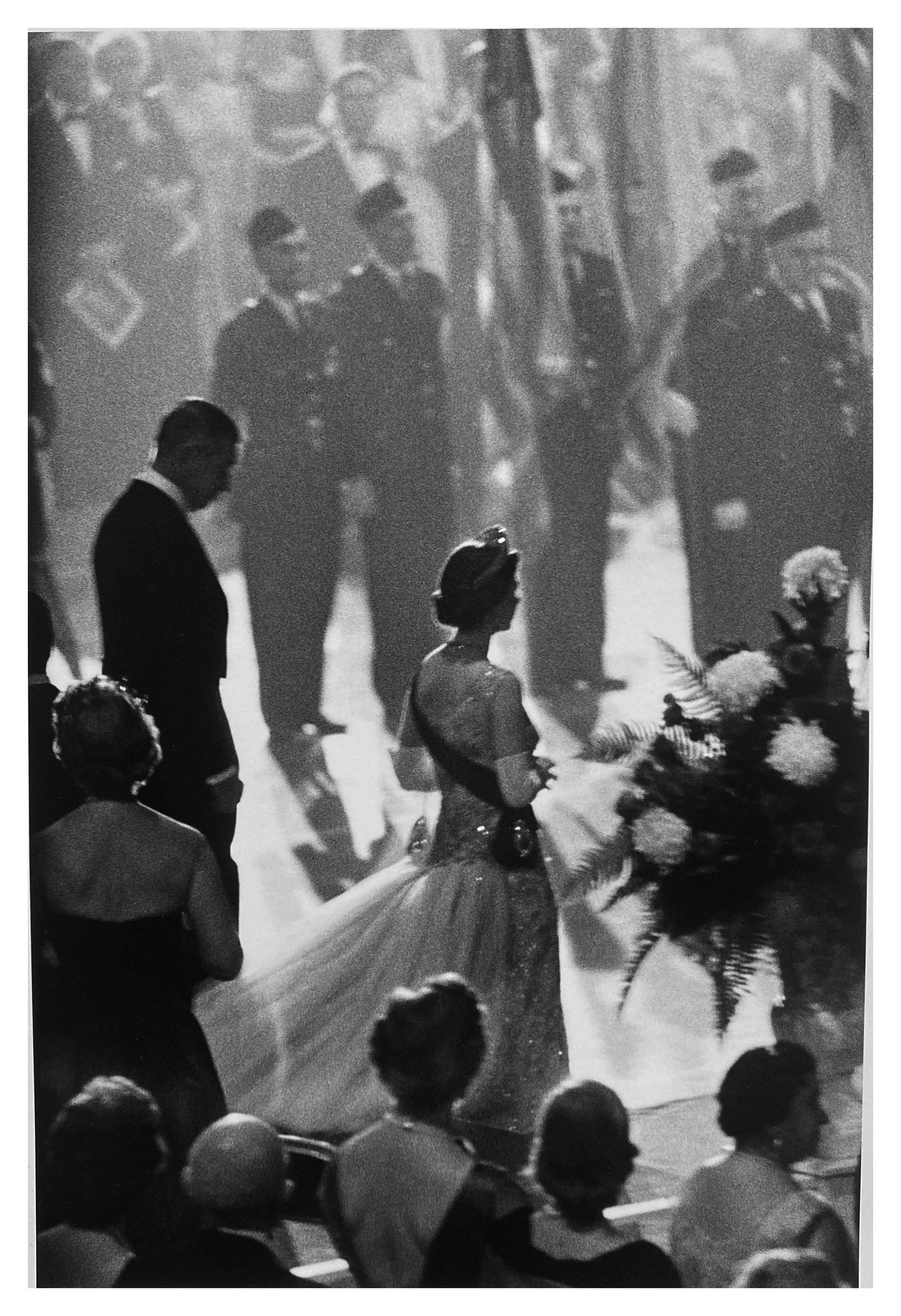 Queen Elizabeth II Visit to America, New York City 1950s, Gelatin Silver Print – Photograph von Burt Glinn