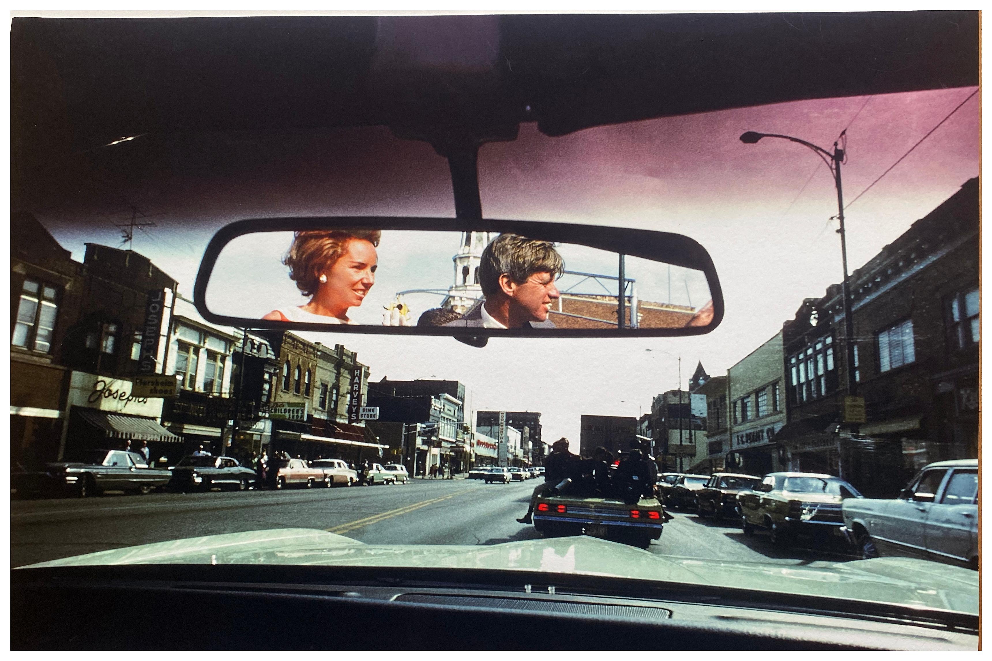 Burt Glinn Color Photograph – RFK und Ethel Kennedy, Kampagne in Indiana, USA, 1960er Jahre, Dokumentarfotografie