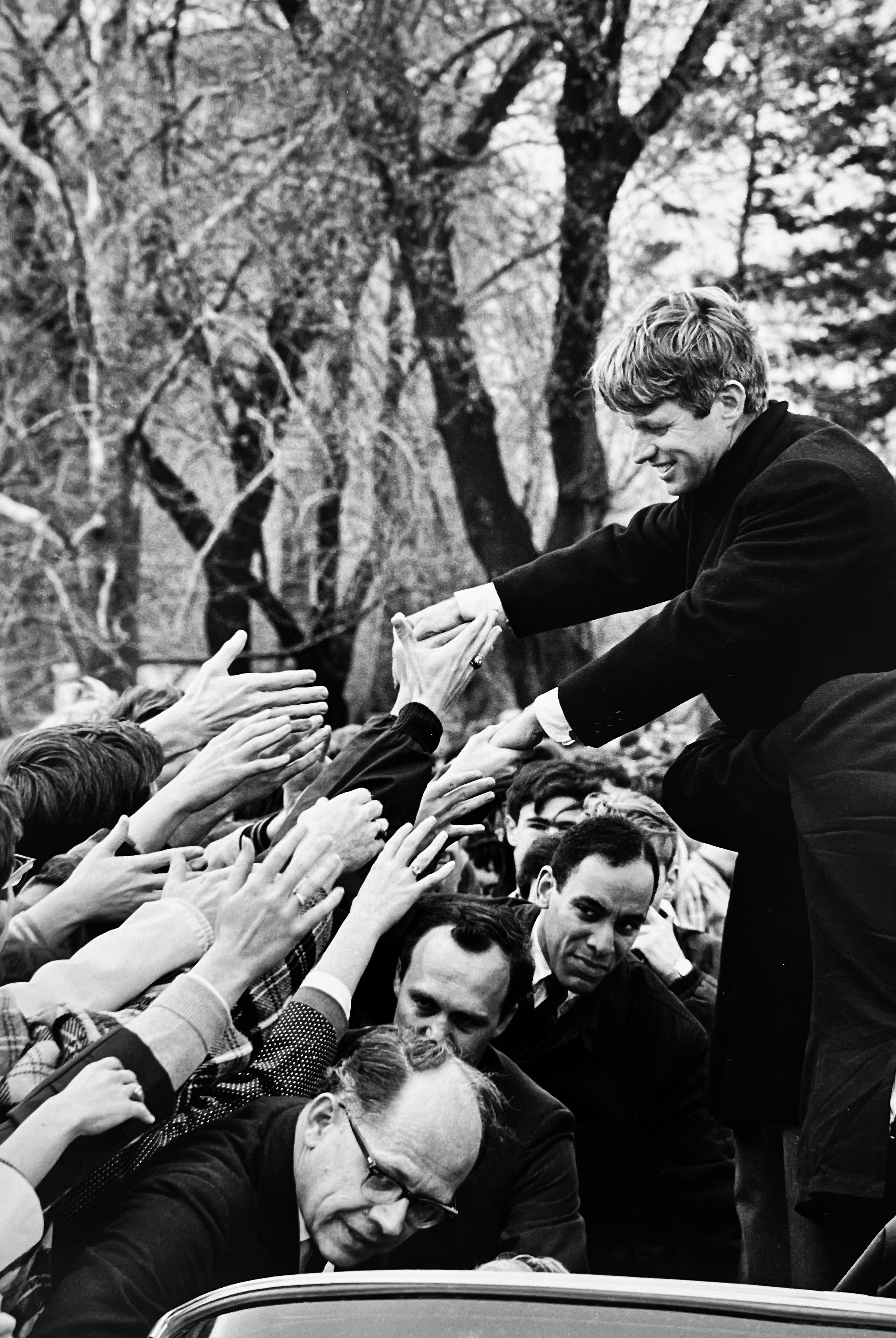 Robert Kennedy (RFK) Campaign Trail, Schwarz-Weiß-Porträtfotografie 1960s – Photograph von Burt Glinn