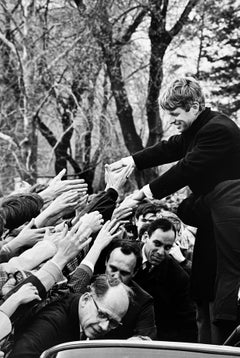 Camino de la campaña de Robert Kennedy, Lámina en gelatina de plata, Firmada, 14x11, 1968