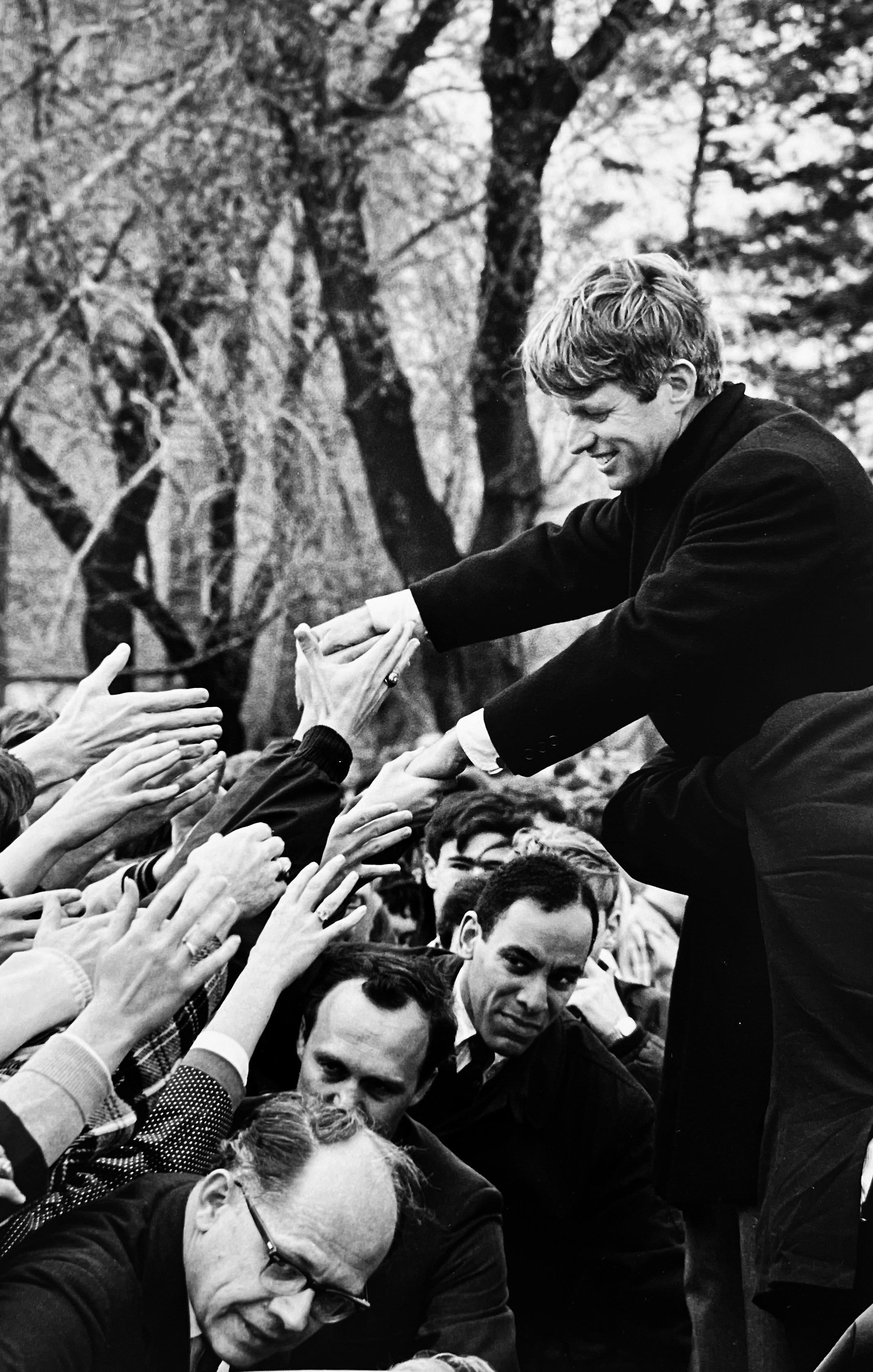Robert Kennedy (RFK) Campaign Trail, Schwarz-Weiß-Porträtfotografie 1960s (Zeitgenössisch), Photograph, von Burt Glinn