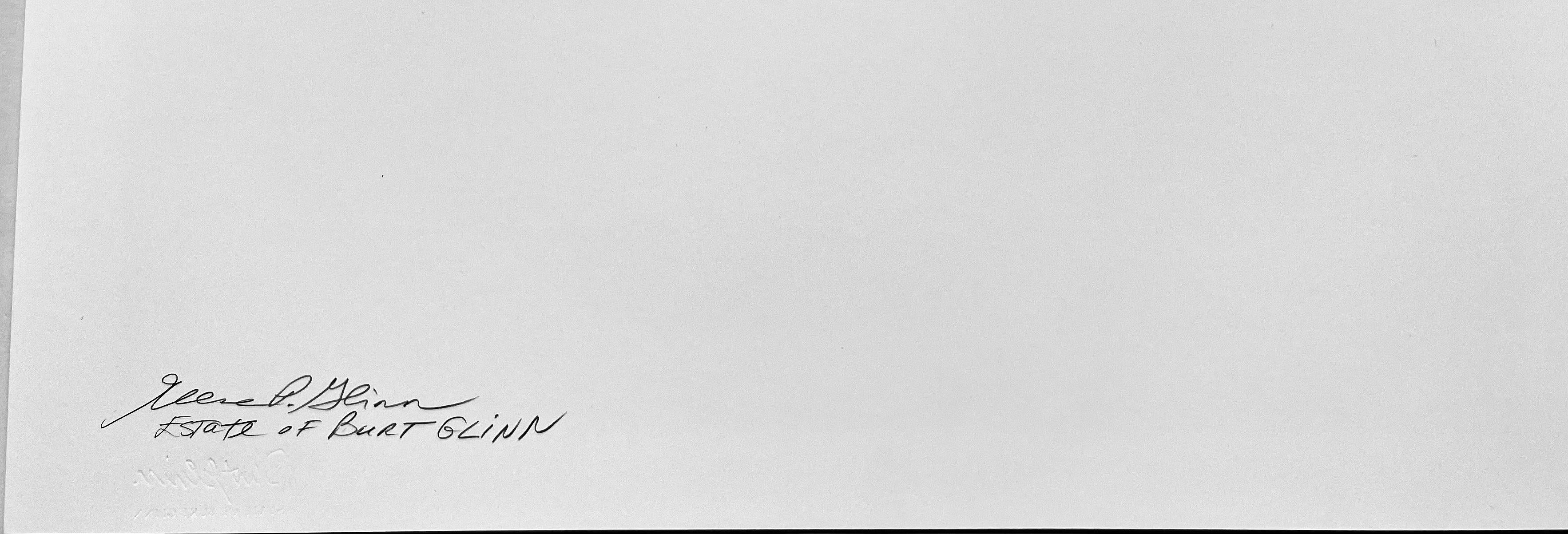La fotografia in bianco e nero di Burt Glinn di Robert Kennedy (RFK) documenta un momento di euforia durante la campagna elettorale di Robert Fitzgerald Kennedy (RFK) nel 1968. RFK saluta i sostenitori durante la parata di Philadelphia in