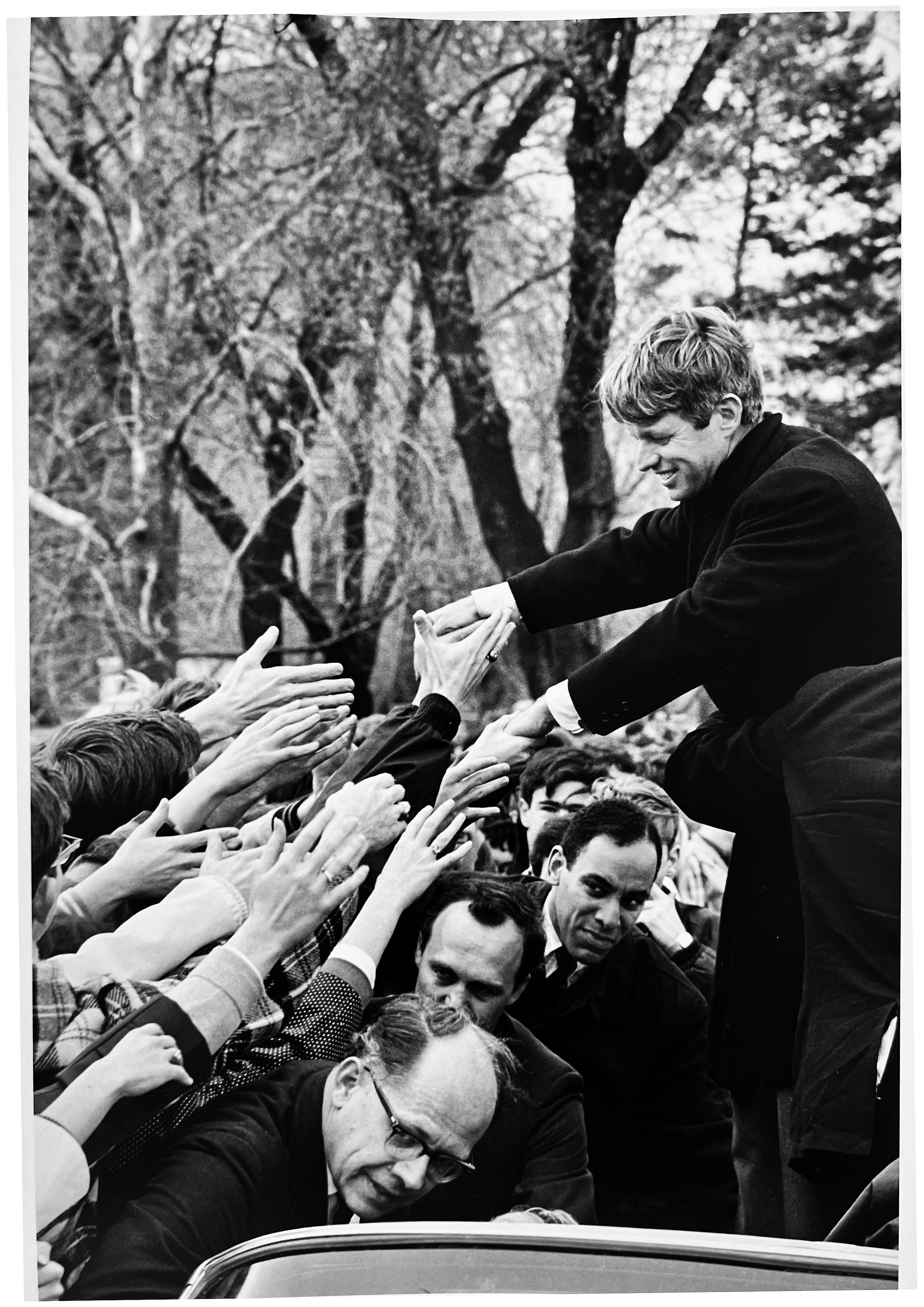 Burt Glinn Black and White Photograph – Robert Kennedy (RFK) Campaign Trail, Schwarz-Weiß-Porträtfotografie 1960s