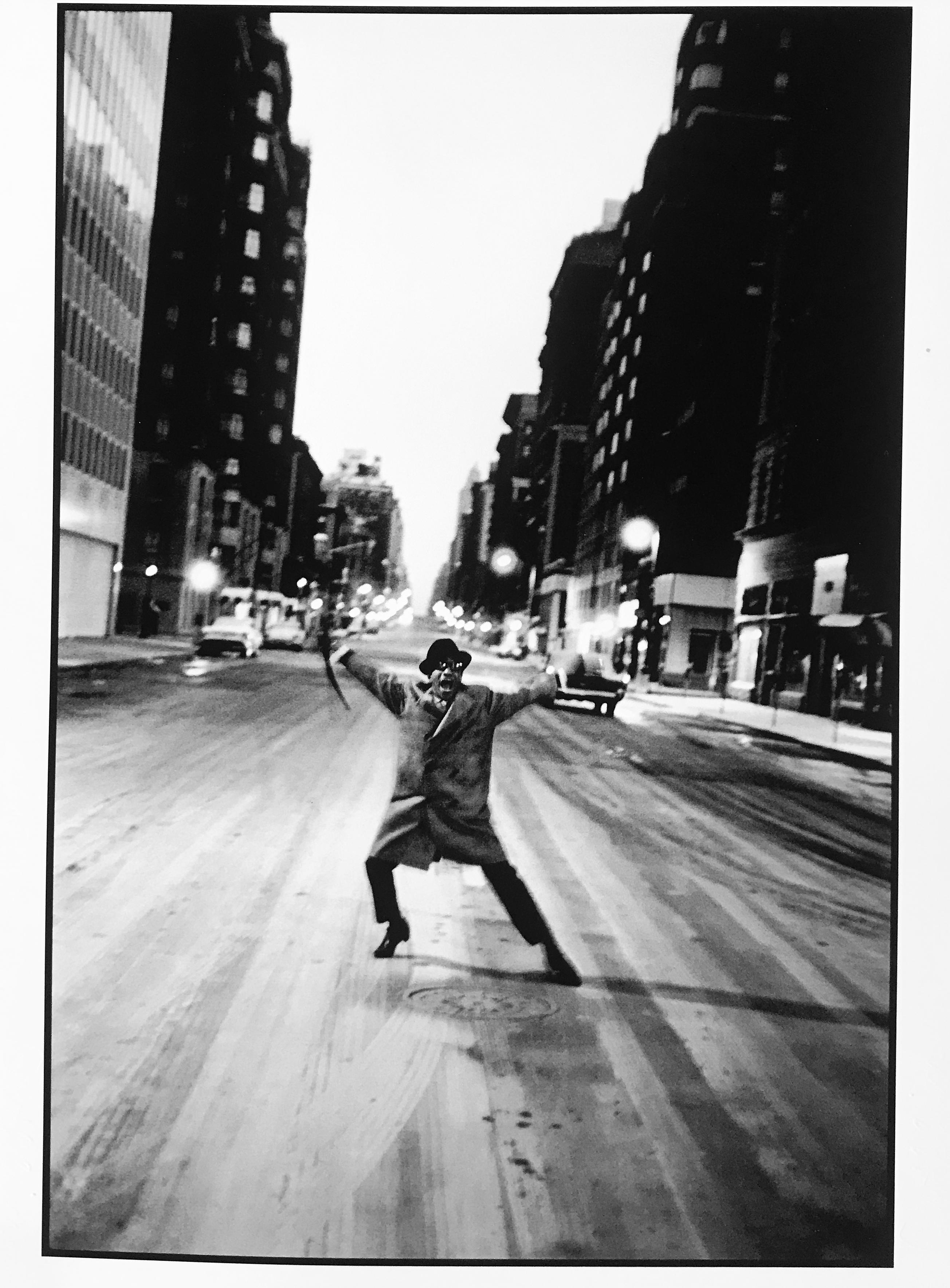 Black and White Photograph Burt Glinn - Sammy Davis Junior, New York City, Portrait d'une étoile d'Amérique africaine
