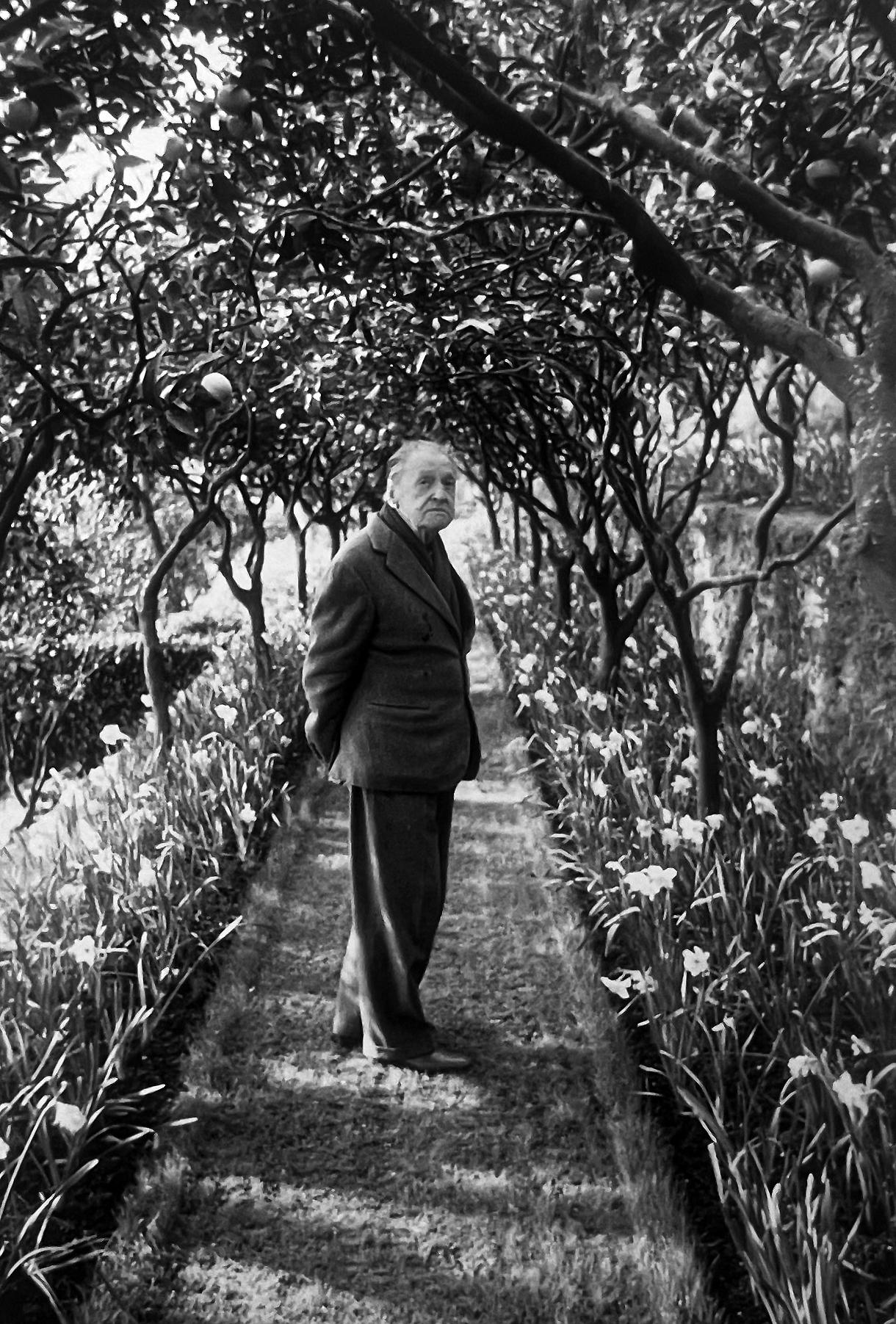 Somerset Maugham, Black and White Photo of English Writer at Cap Ferrat Villa – Photograph von Burt Glinn