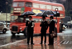 Tres caballeros esperan un autobús, Londres, Inglaterra