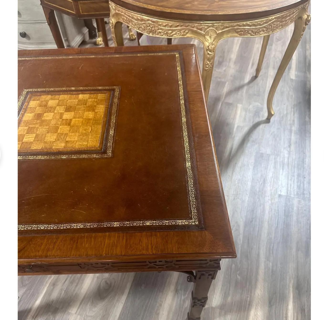 Mesa de juego de caoba estilo Chippendale del siglo XIX.