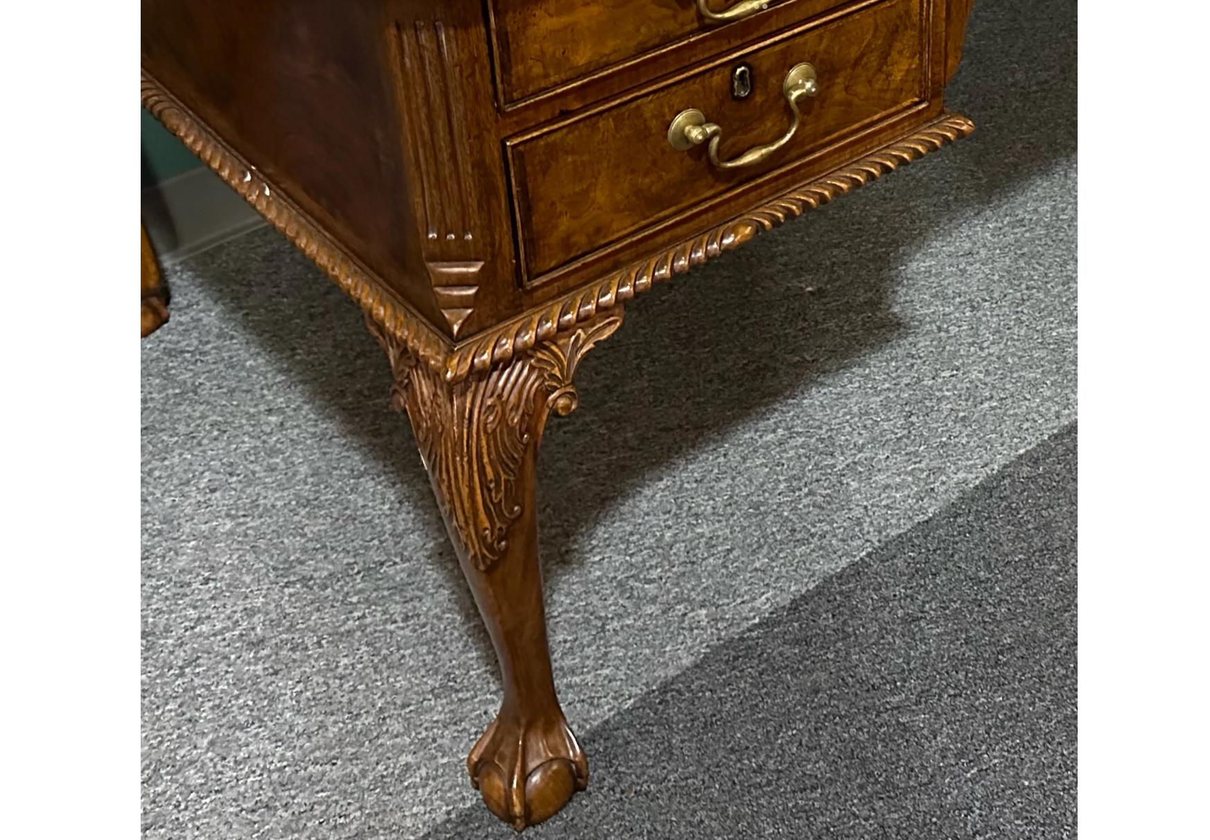 Scrivania in noce Burton-Ching in stile George III.