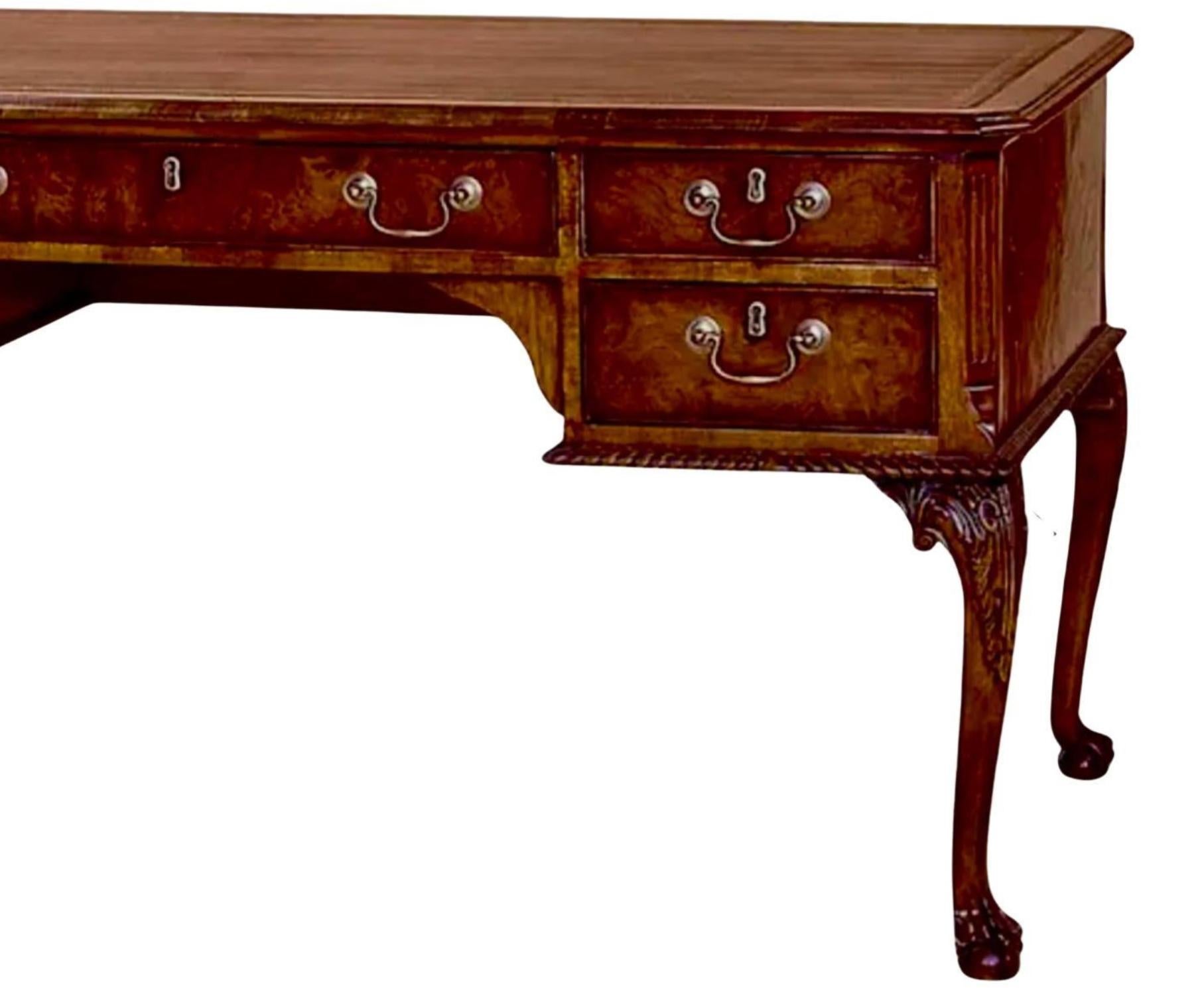 Giorgio III Scrittoio in noce Burton-Ching in stile George III in vendita