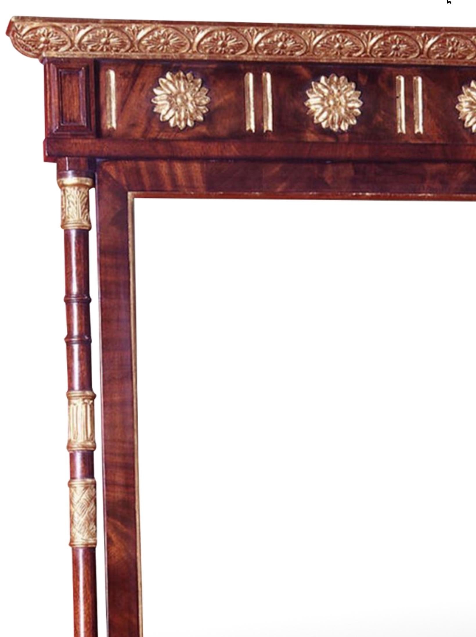 Americano Specchio in stile neoclassico italiano in noce e legno d'orato di Burton-Ching - Piedmon in vendita