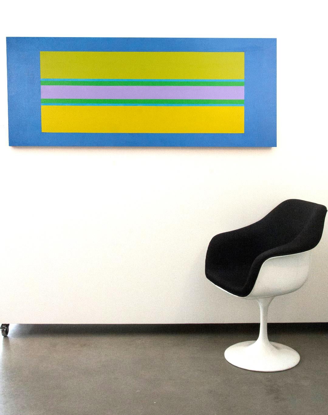 Auf diesem Acrylgemälde von Burton Kramer schweben horizontale Streifen in Zitronengelb, Rosarot und Grün auf einem veilchenblauen Grund. Die ausgewogene geometrische Komposition ist eine Meditation über die Überschneidung von Musik, Farbe und Form.