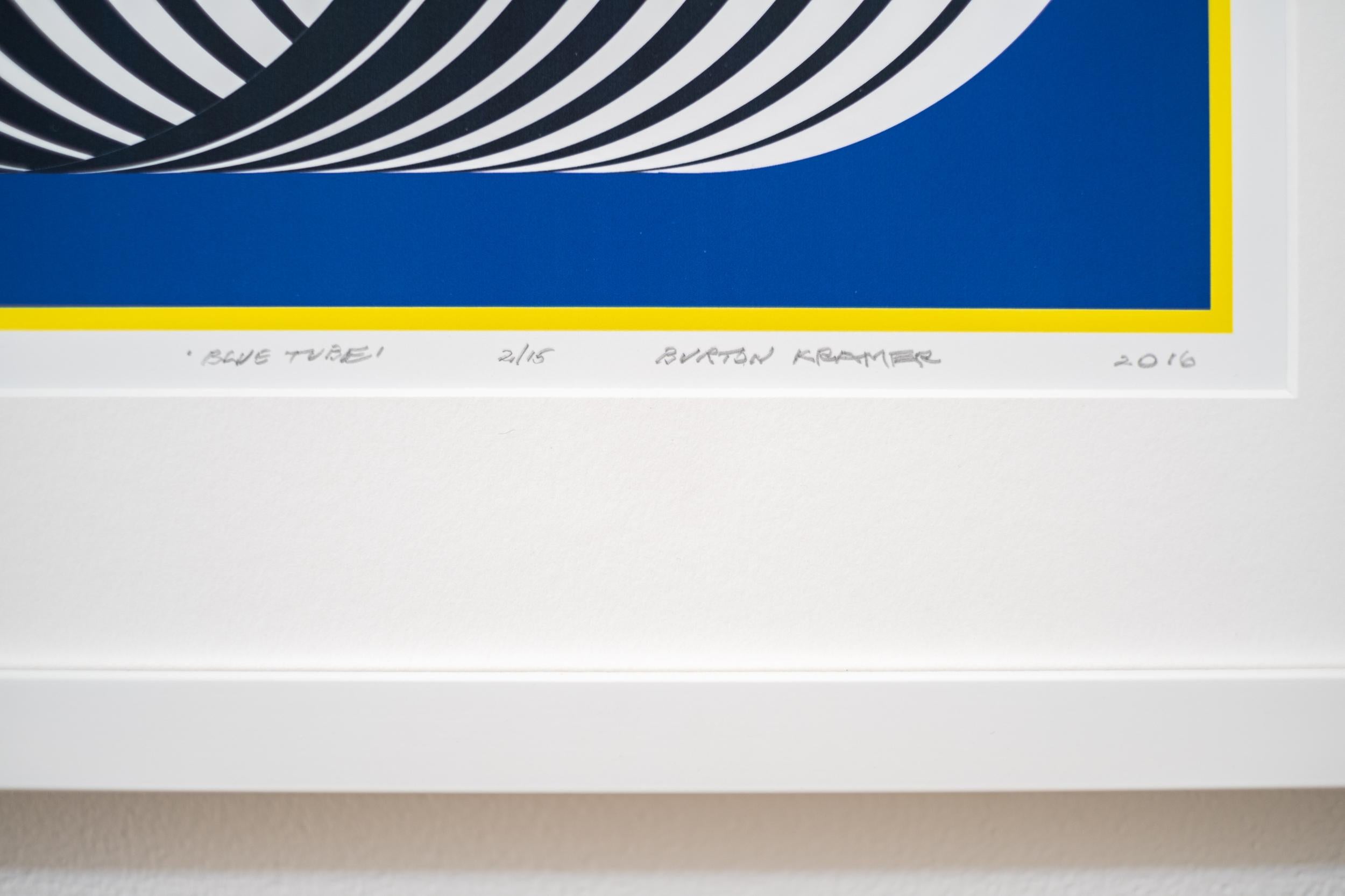 Questa moderna stampa giclée astratta e geometrica è opera dell'artista e graphic designer Burton Kramer.

Cerchi ipnotici in bianco e nero spiccano su uno sfondo blu intenso, bordato di giallo neon in questa stampa digitale giclée del modernista
