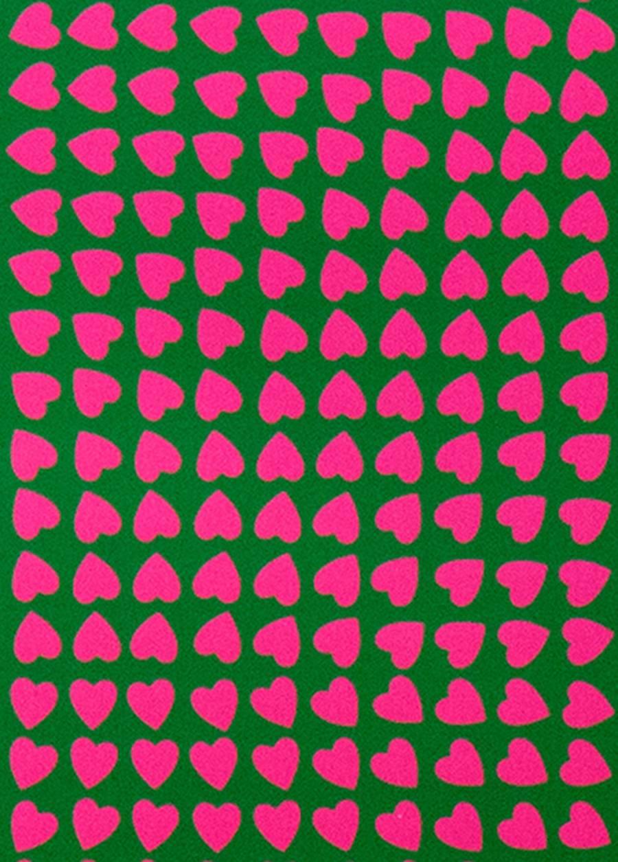 Kleine rosa Herzen in einem präzisen geometrischen Muster auf grünem Grund bilden ein optisches Muster aus konzentrischen Quadraten. Diese quadratische Serigrafie (Siebdruck) ist ein elegantes und doch verspieltes Bild, ein Fest der Liebe. Es ist